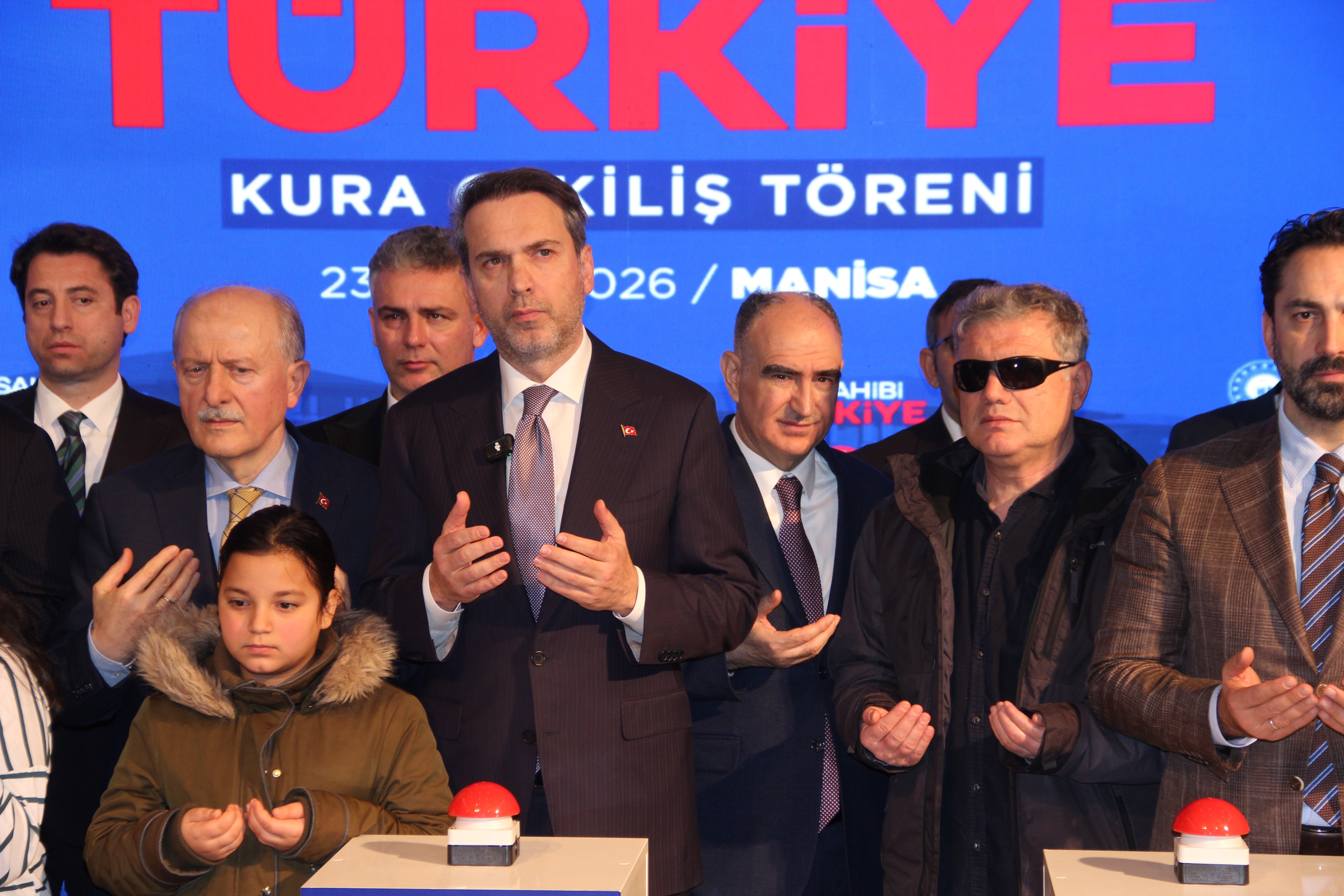 Bakan Bayraktar Manisa'da konuştu: "2028'de 17 milyon haneye kendi doğal gazımızı vereceğiz"
