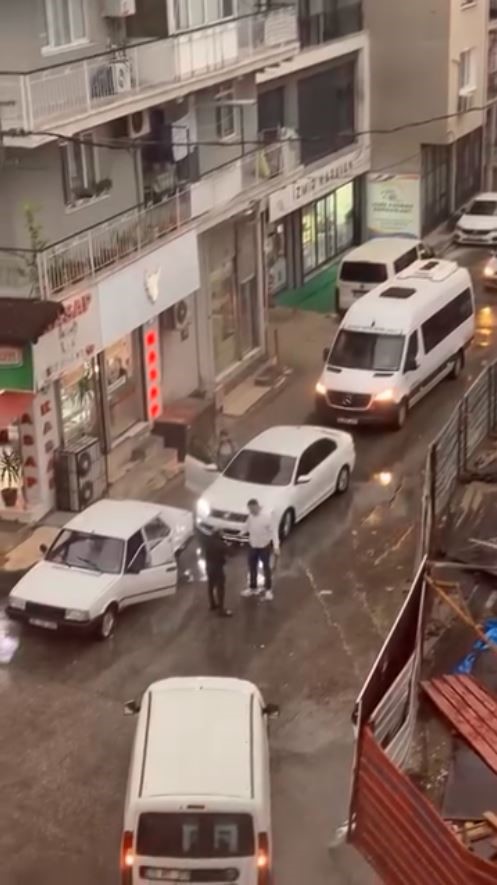 İzmir’de Trafikte Dehşet: Döner Bıçağıyla Saldırdı