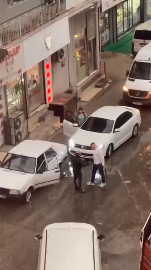 İzmir’de Trafikte Dehşet: Döner Bıçağıyla Saldırdı
