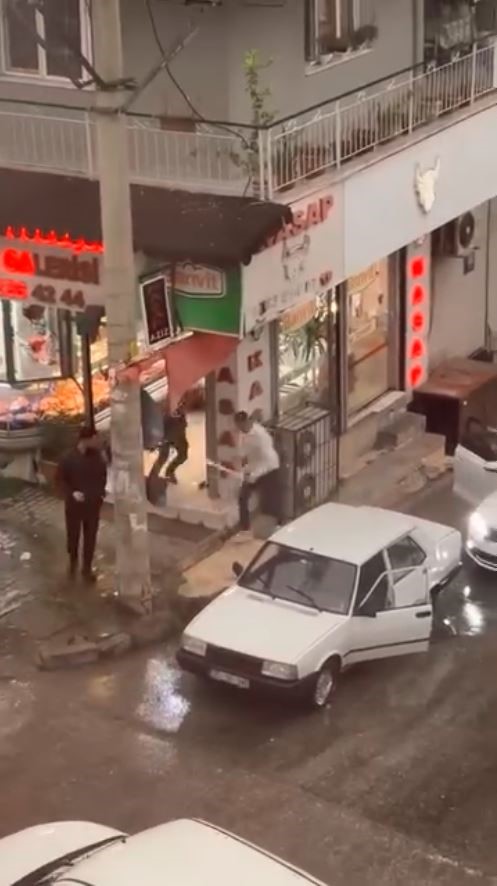 İzmir’de Trafikte Dehşet: Döner Bıçağıyla Saldırdı
