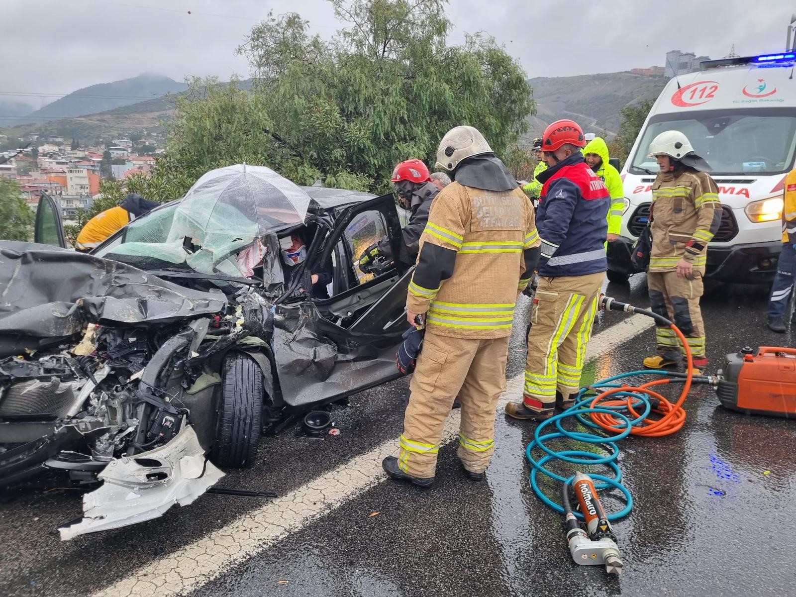 İzmir'de 4 araçlı zincirleme kaza: Çin uyruklu 2 kişi yaralı