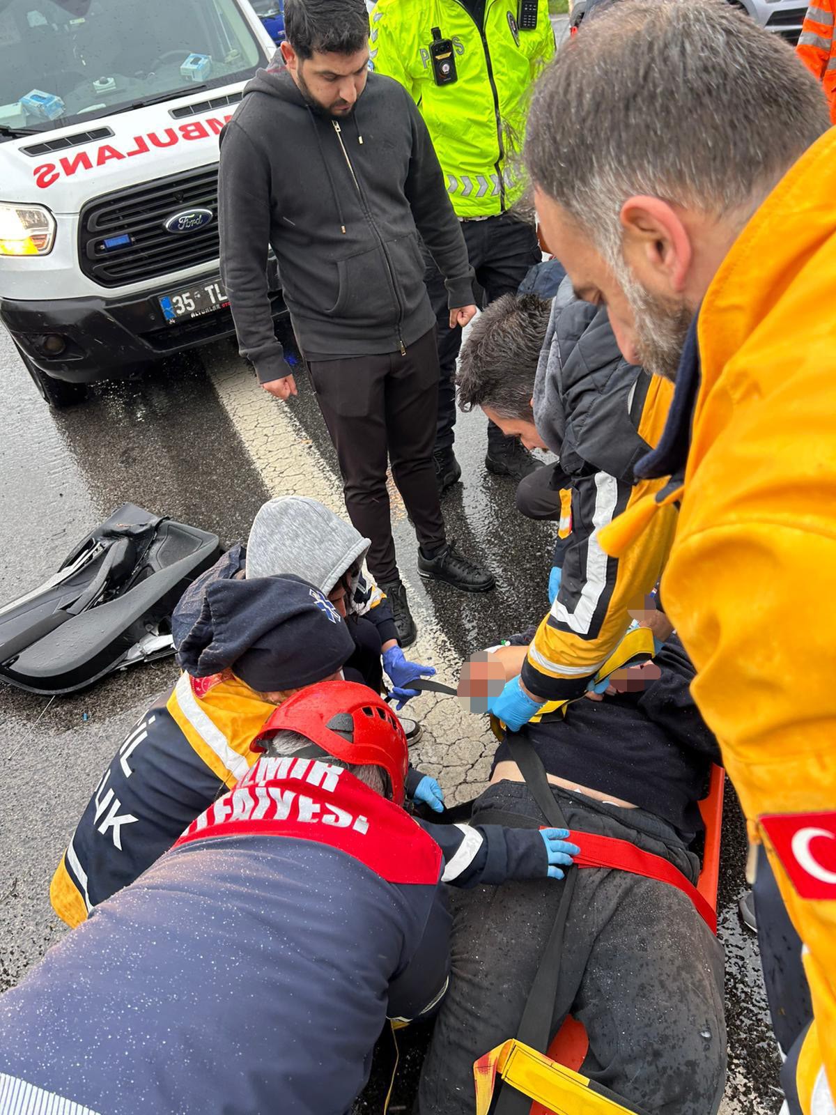 İzmir'de 4 araçlı zincirleme kaza: Çin uyruklu 2 kişi yaralı