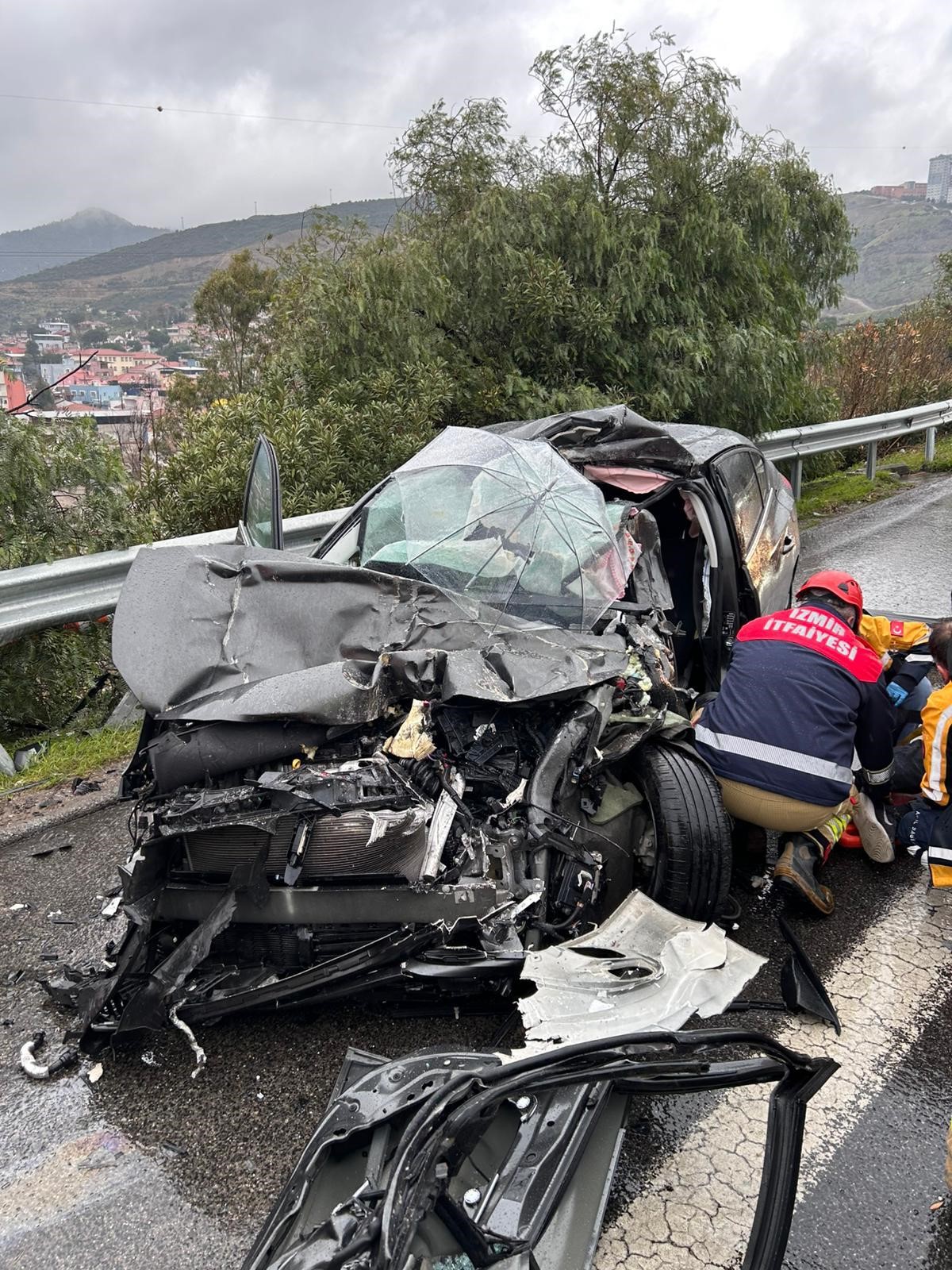 İzmir'de 4 araçlı zincirleme kaza: Çin uyruklu 2 kişi yaralı