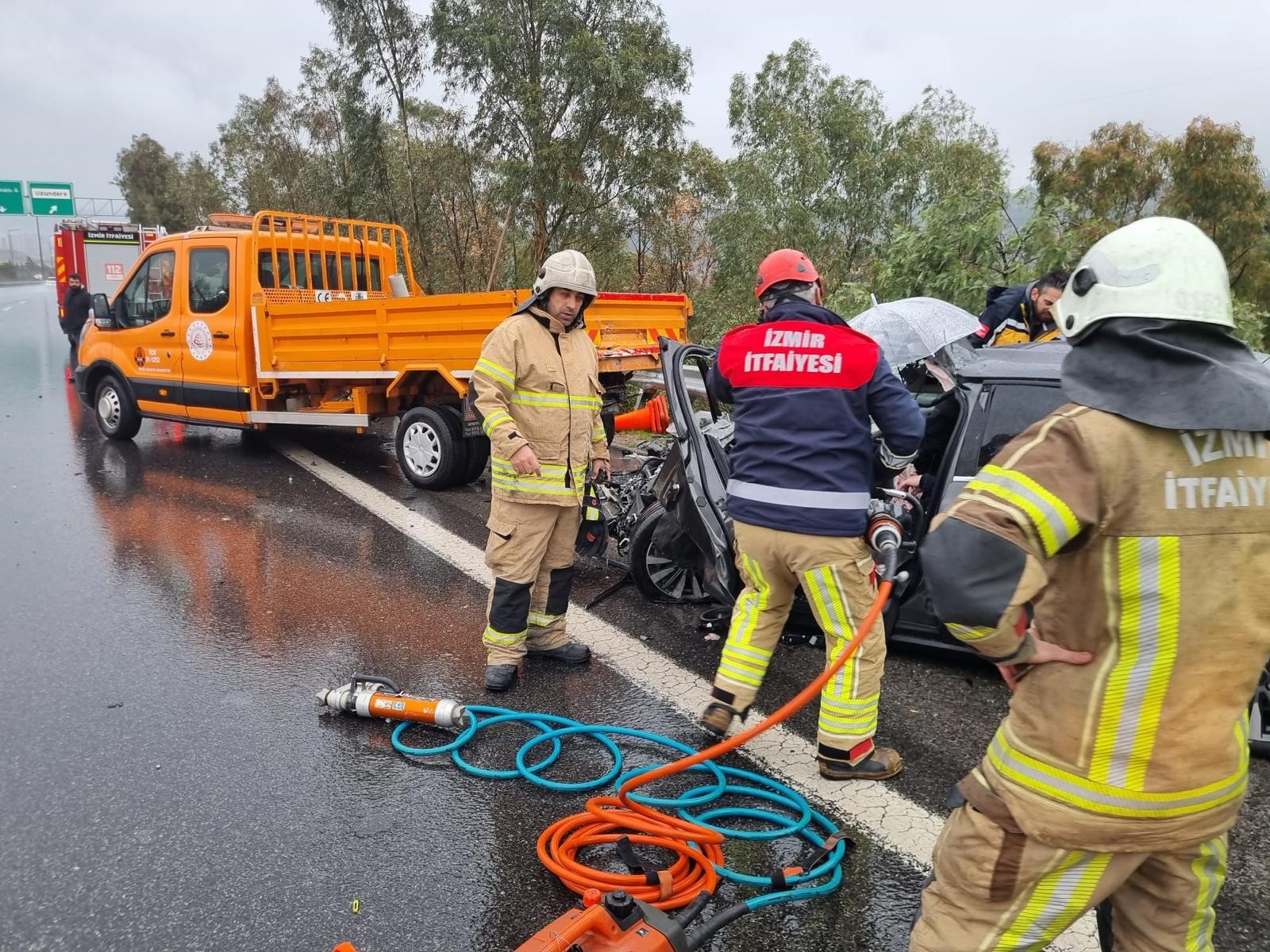 İzmir'de 4 araçlı zincirleme kaza: Çin uyruklu 2 kişi yaralı