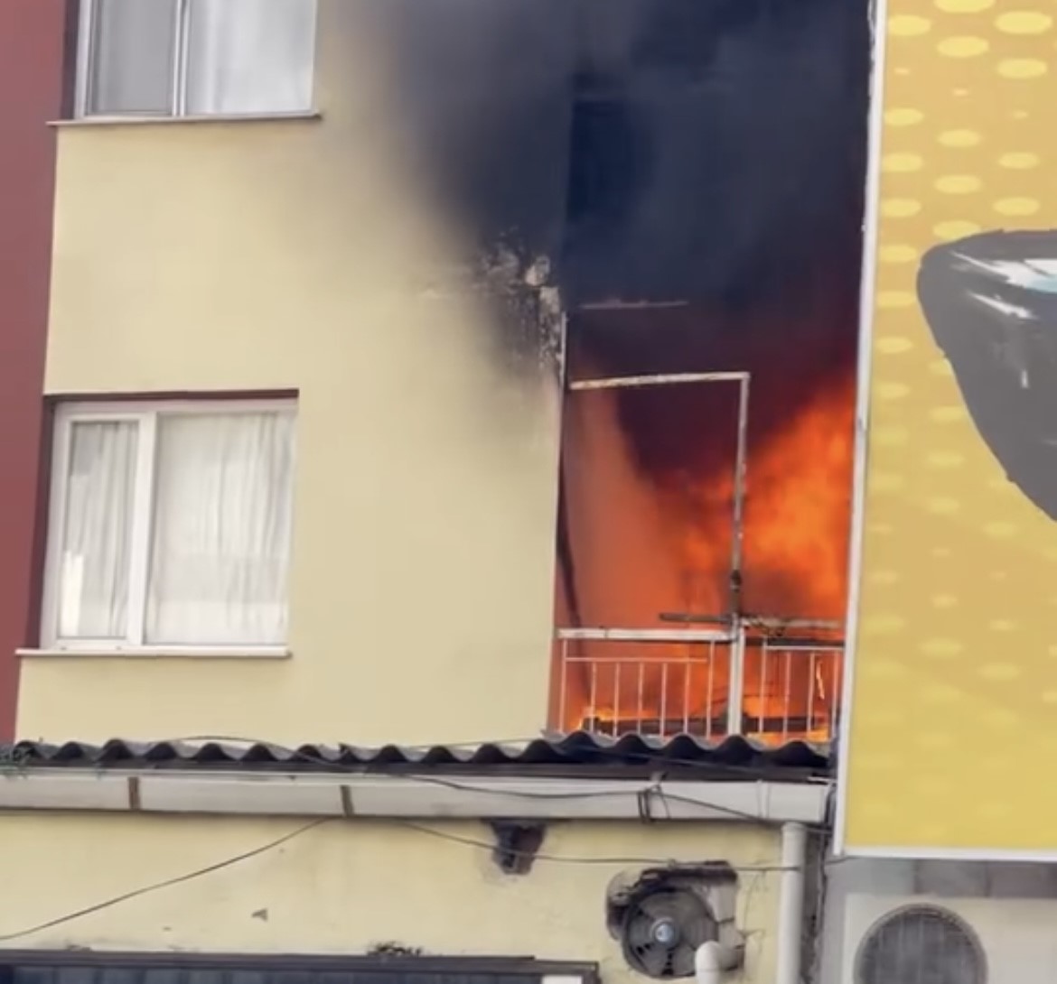 Bornova’da 3 katlı binada yangın paniği