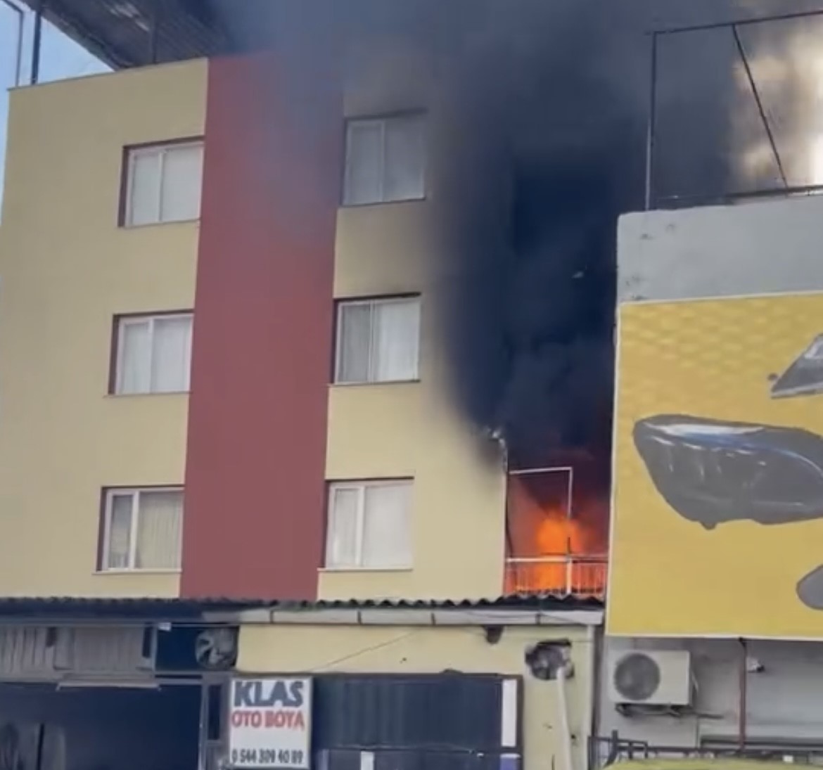 Bornova’da 3 katlı binada yangın paniği