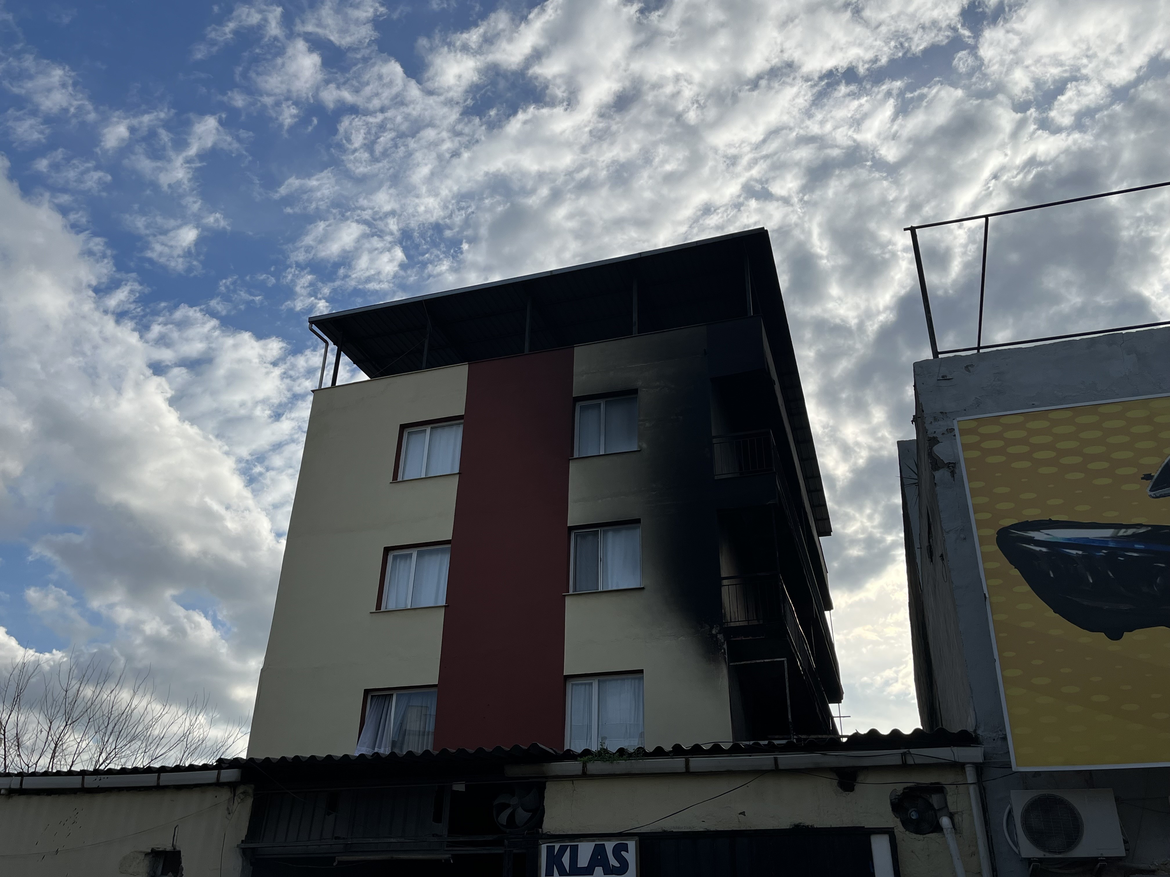 Bornova’da 3 katlı binada yangın paniği