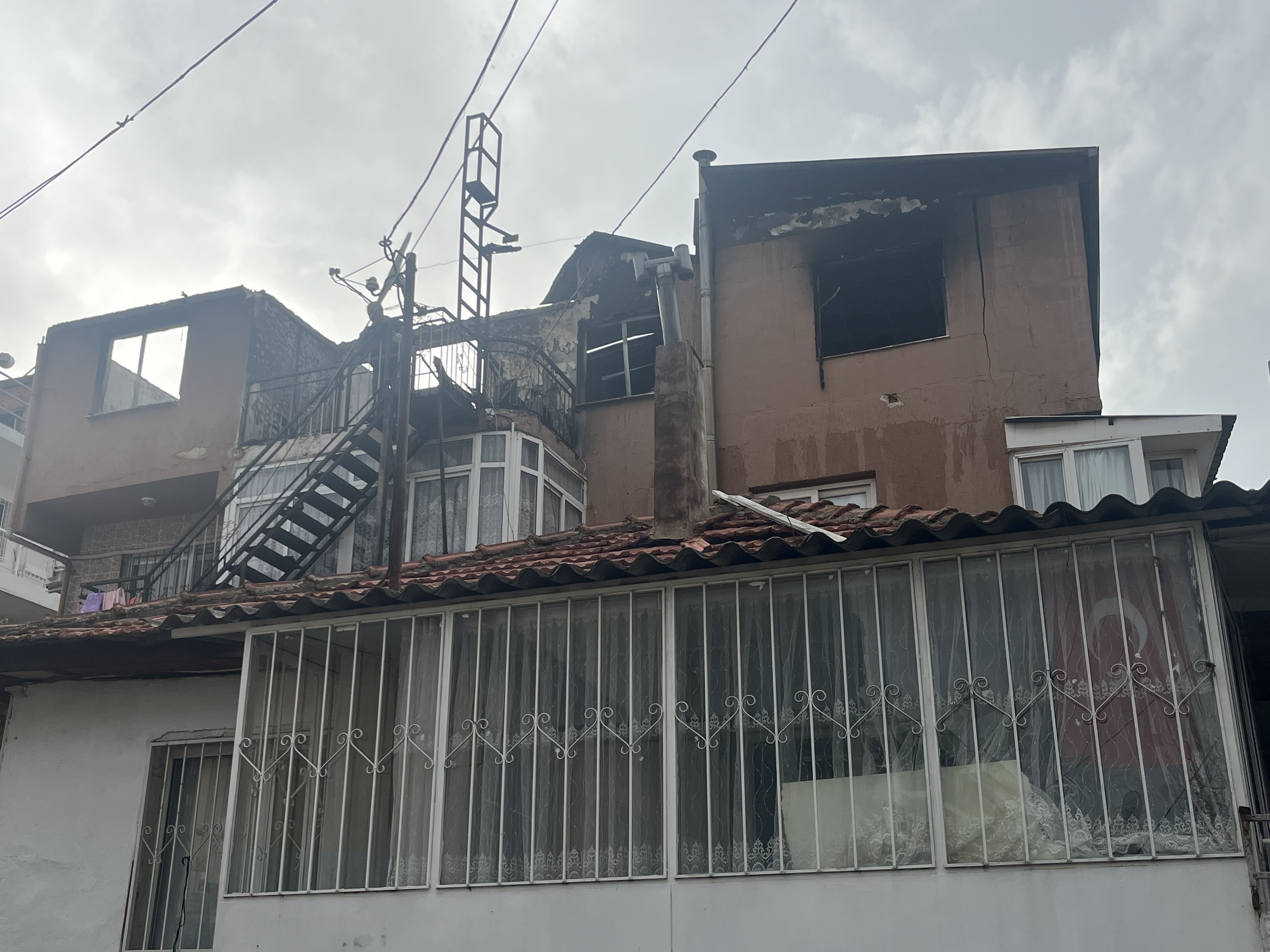 İzmir’de Çatı Katı Alevlere Teslim Oldu