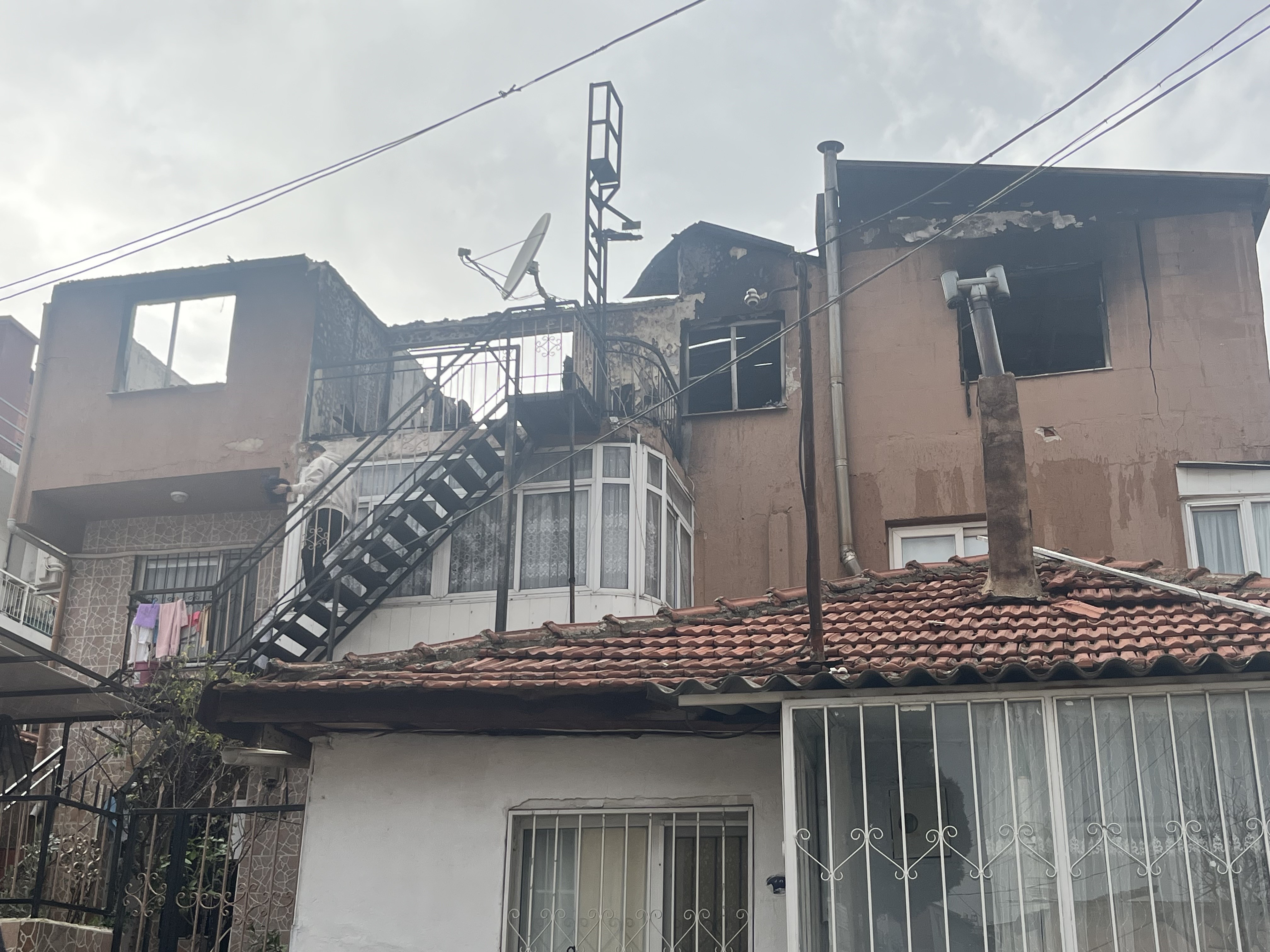 İzmir’de Çatı Katı Alevlere Teslim Oldu