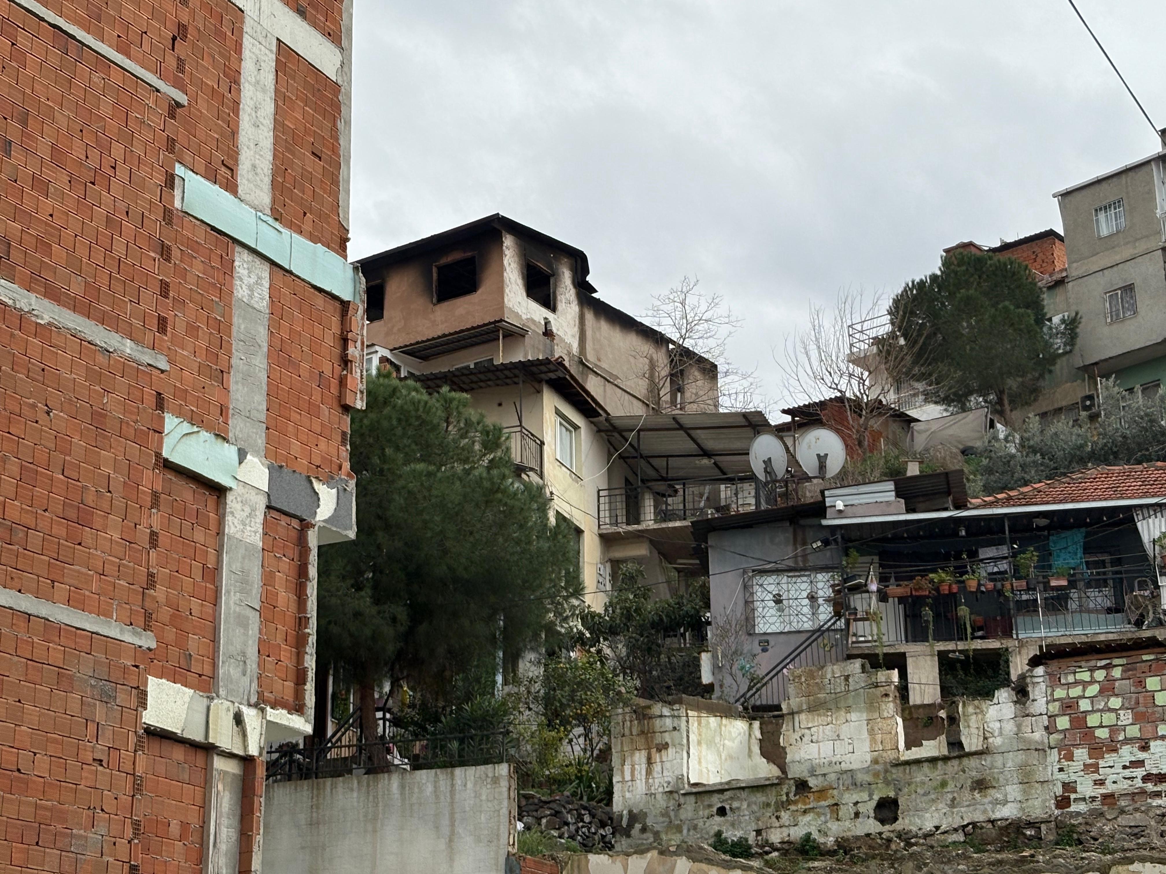 İzmir’de Çatı Katı Alevlere Teslim Oldu