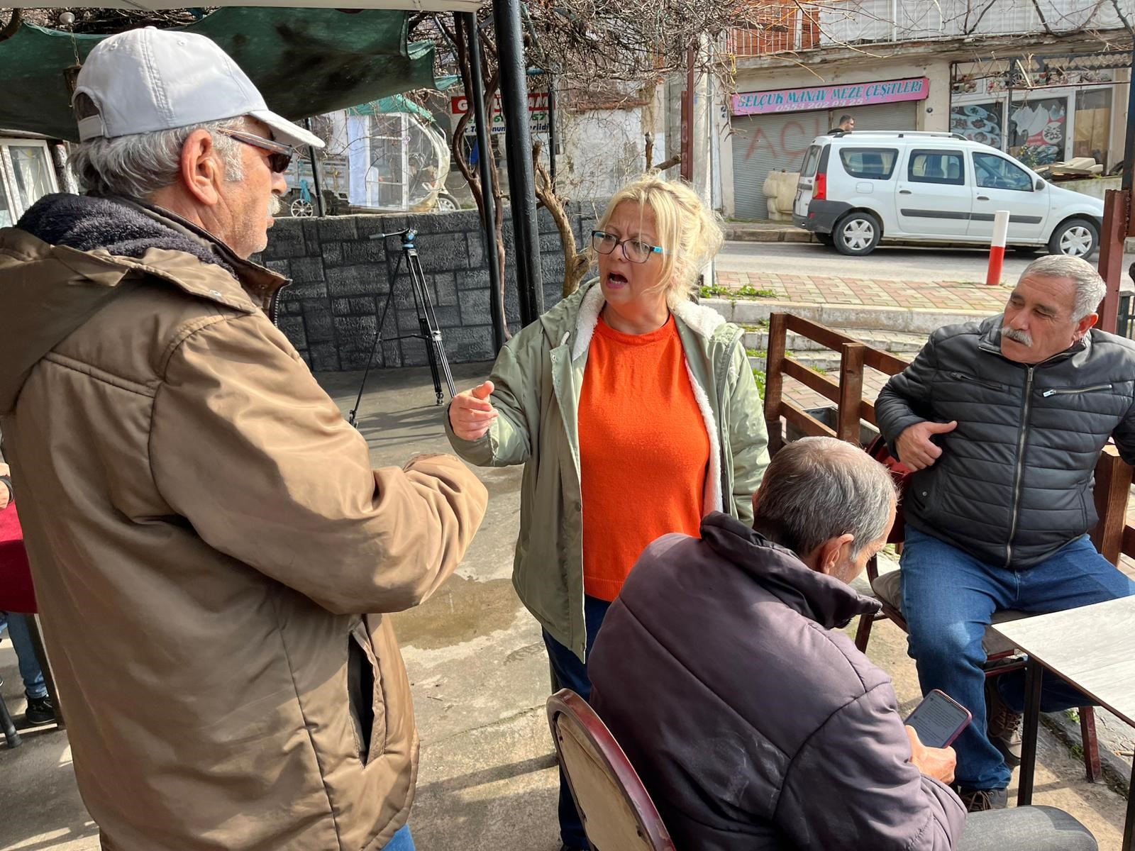 Köyün 'tek kraliçe'si: İzmir'in sıra dışı muhtarı