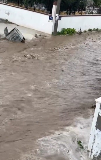 İzmir'de yollar göle döndü, tarım arazileri zarar gördü