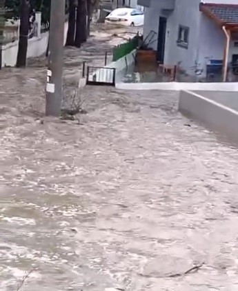 İzmir'de yollar göle döndü, tarım arazileri zarar gördü