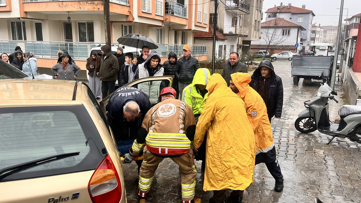 Manisa'da U Dönüşü Kazası: 2 Sürücü Yaralandı