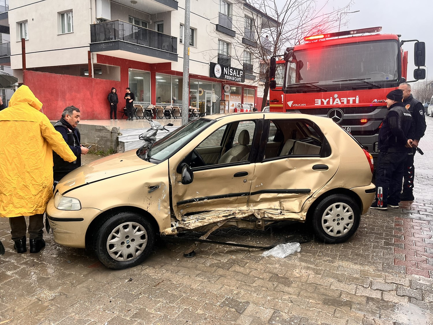 Manisa'da U Dönüşü Kazası: 2 Sürücü Yaralandı