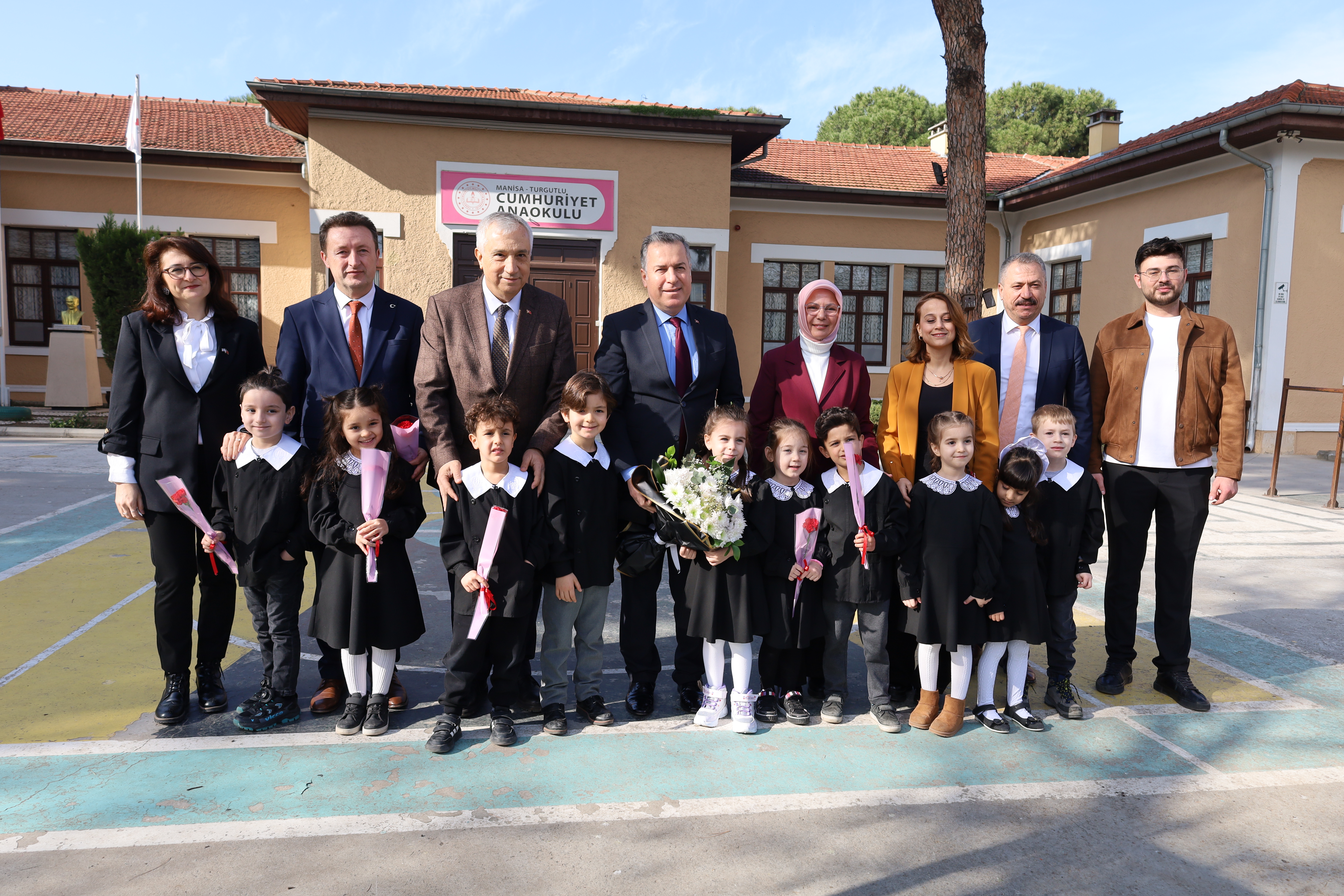 Turgutlu'da 100 Yıllık Okulda Kara Önlüklerle Karne Aldılar