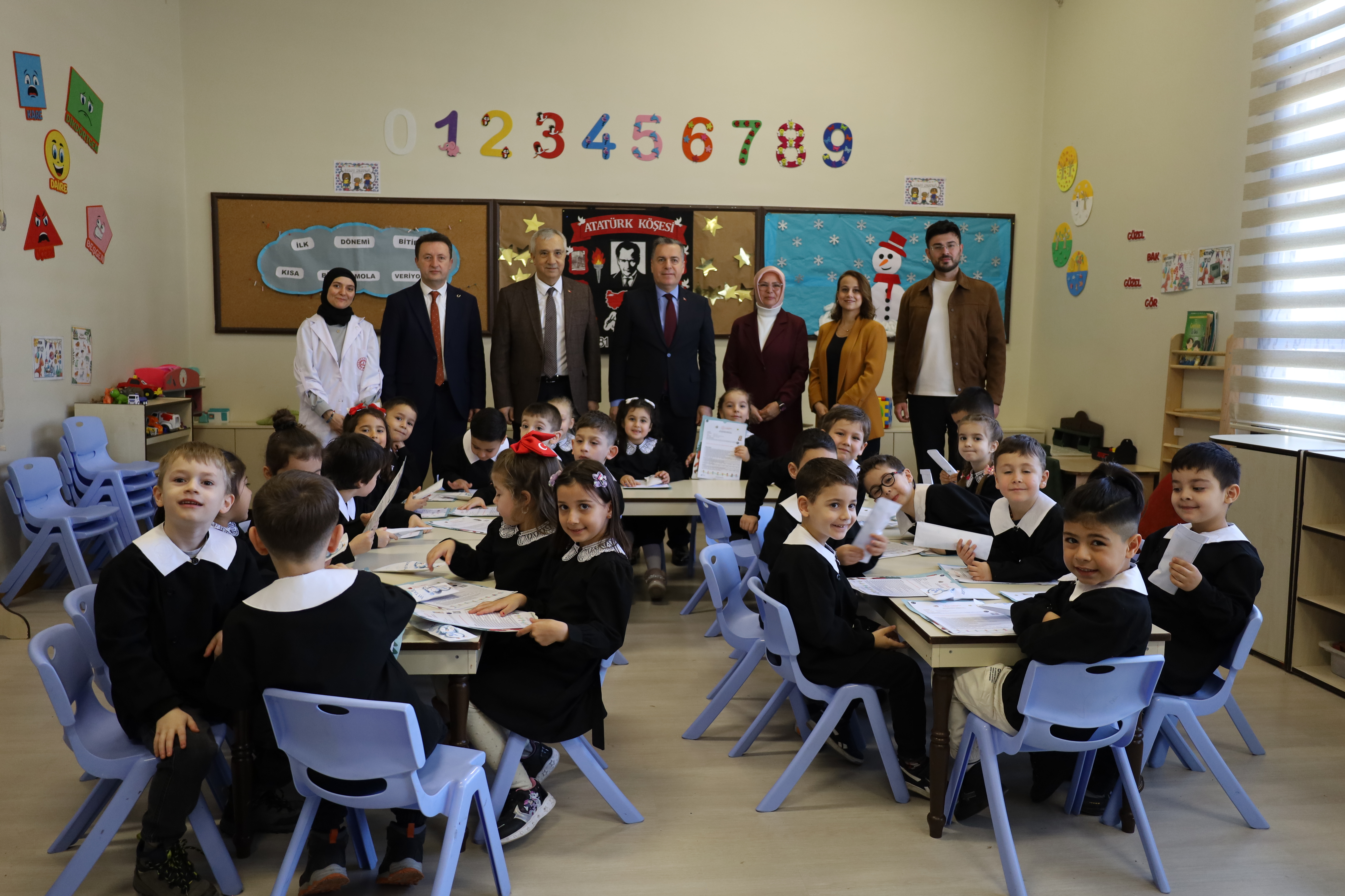 Turgutlu'da 100 Yıllık Okulda Kara Önlüklerle Karne Aldılar