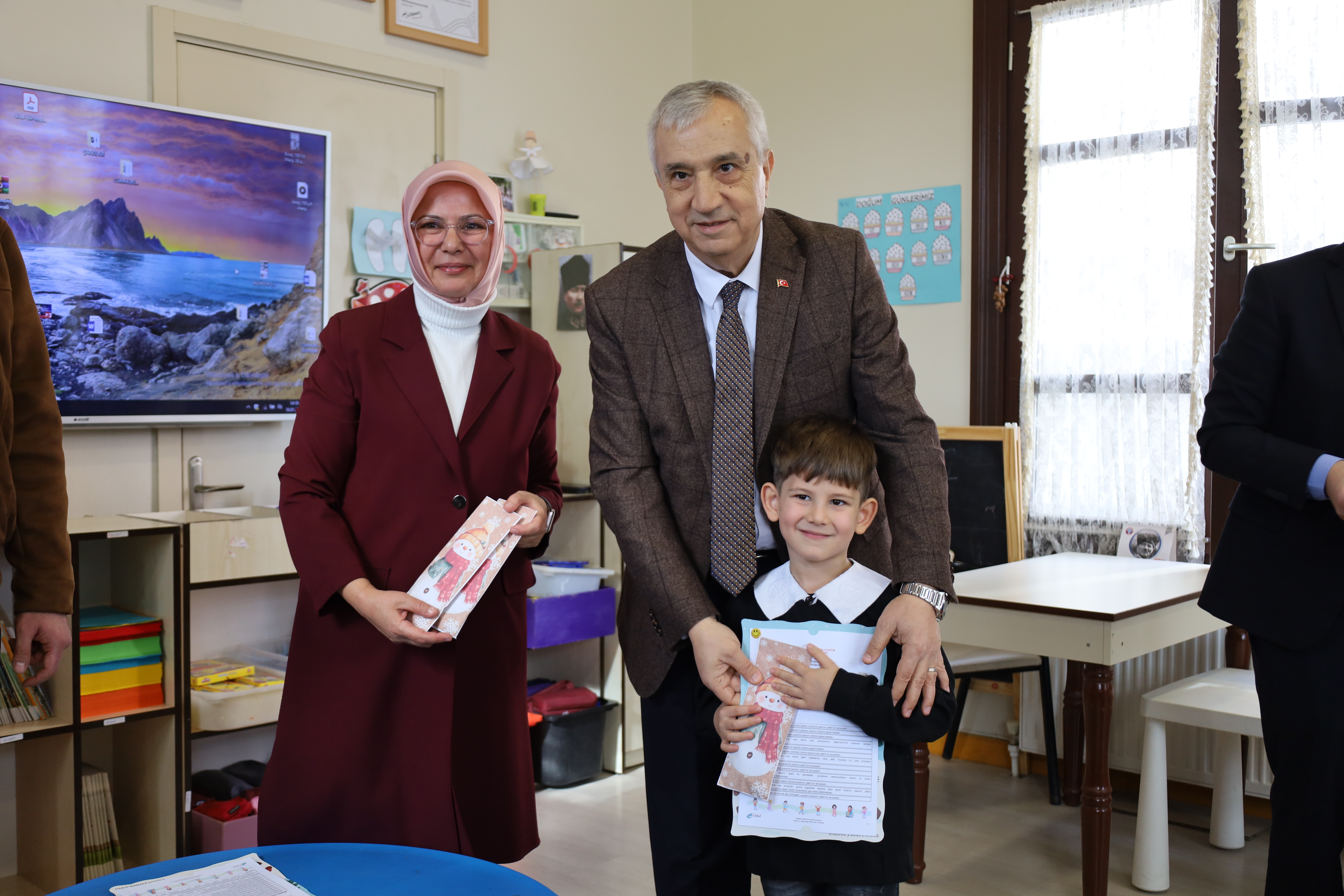 Turgutlu'da 100 Yıllık Okulda Kara Önlüklerle Karne Aldılar