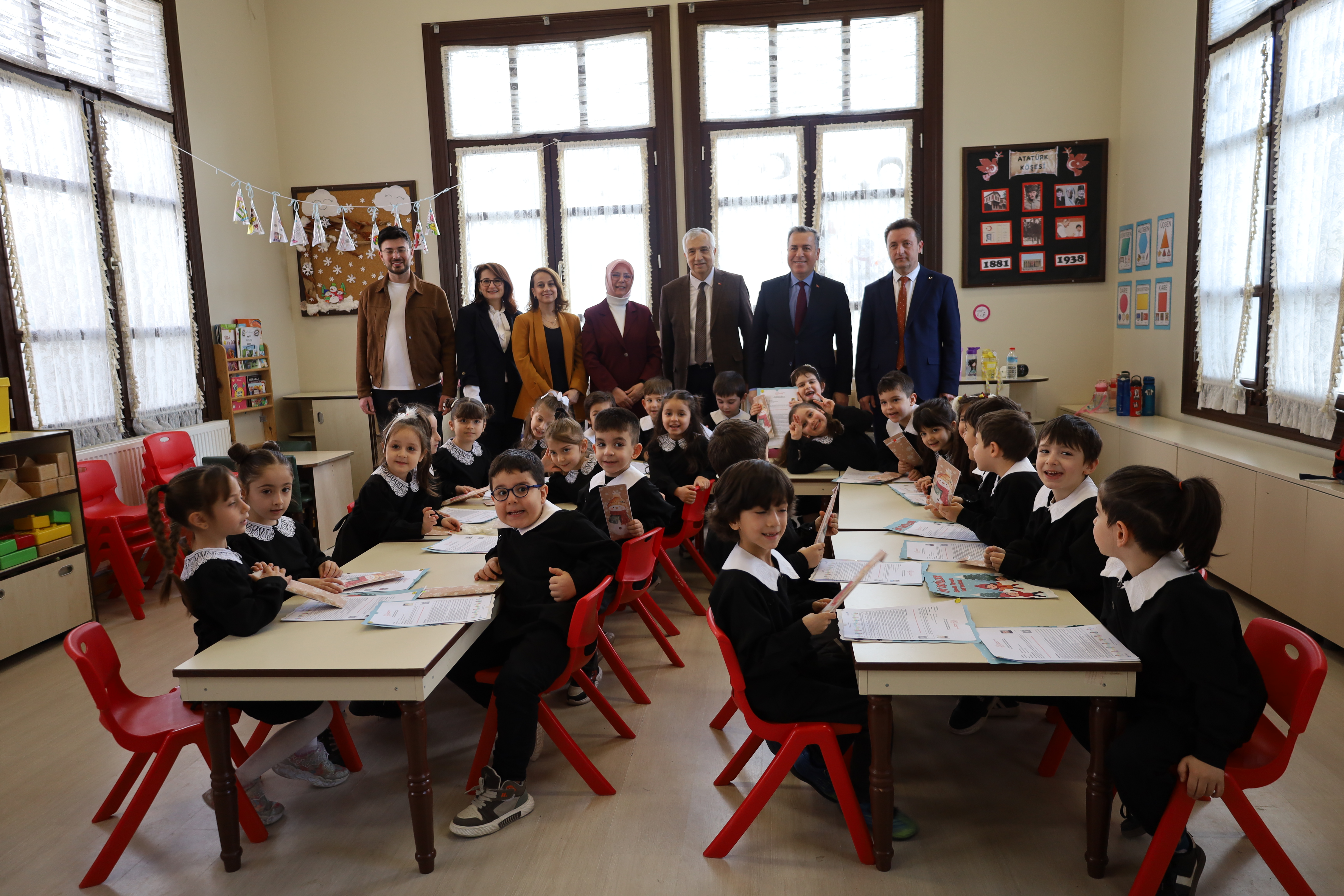 Turgutlu'da 100 Yıllık Okulda Kara Önlüklerle Karne Aldılar