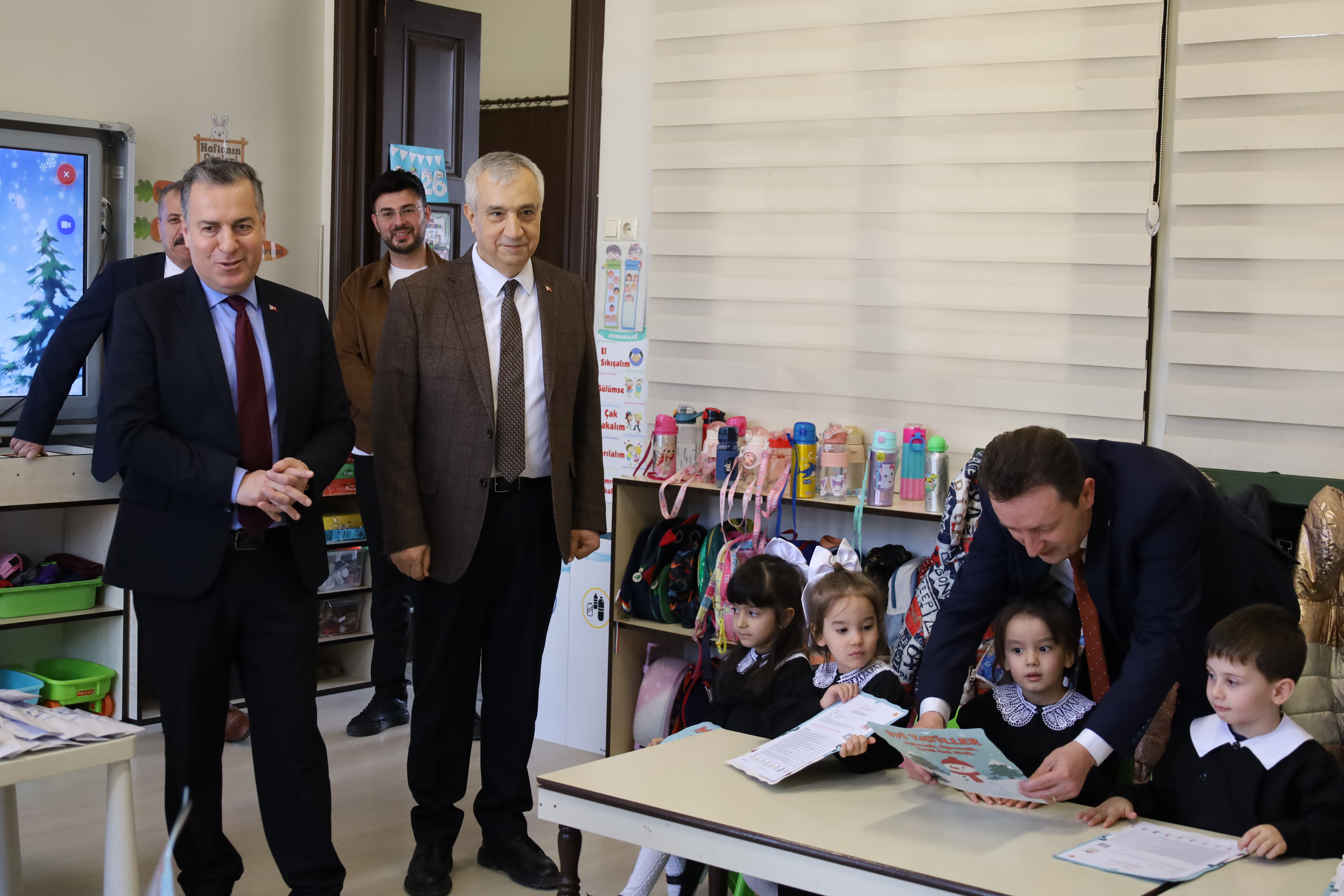 Turgutlu'da 100 Yıllık Okulda Kara Önlüklerle Karne Aldılar