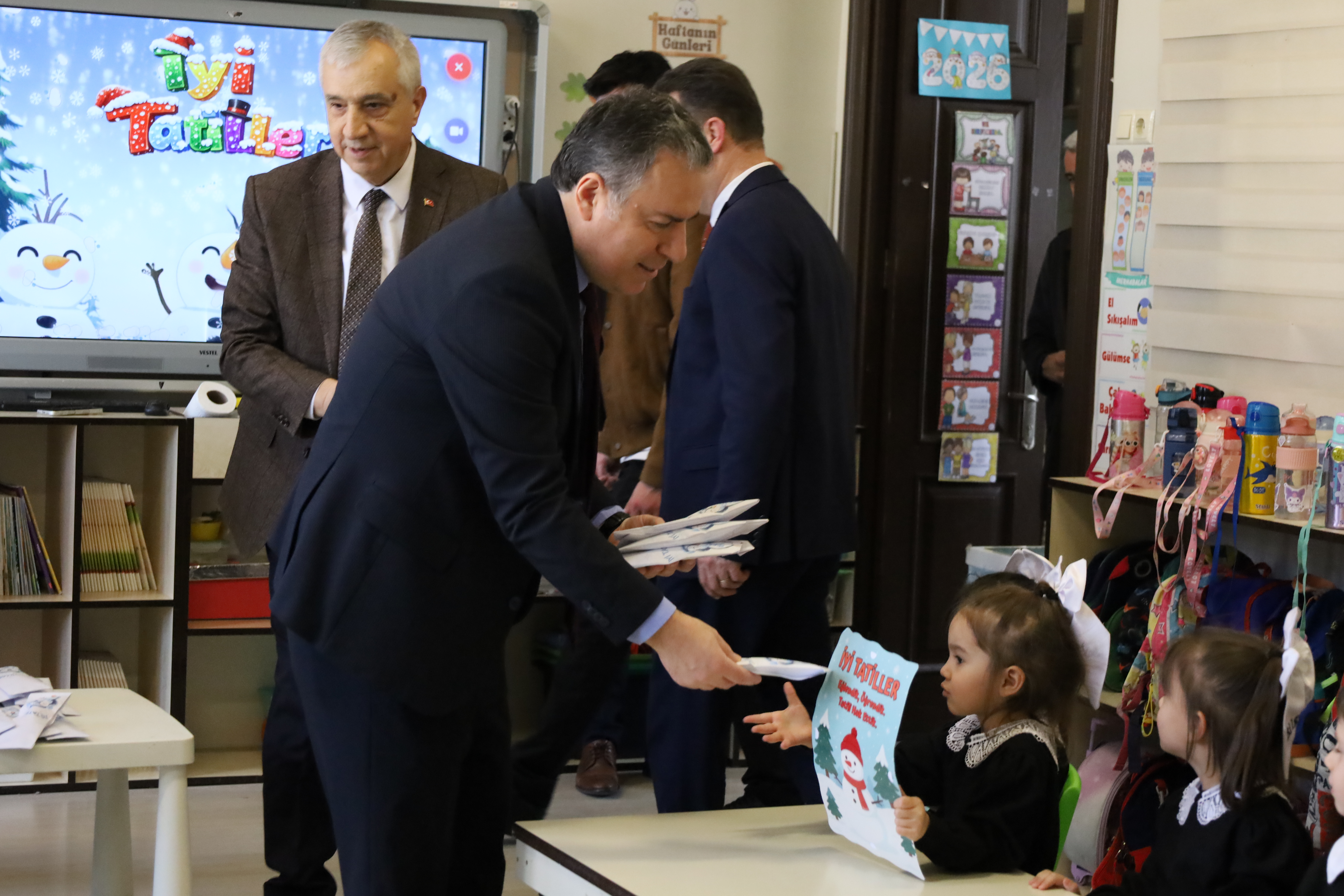 Turgutlu'da 100 Yıllık Okulda Kara Önlüklerle Karne Aldılar