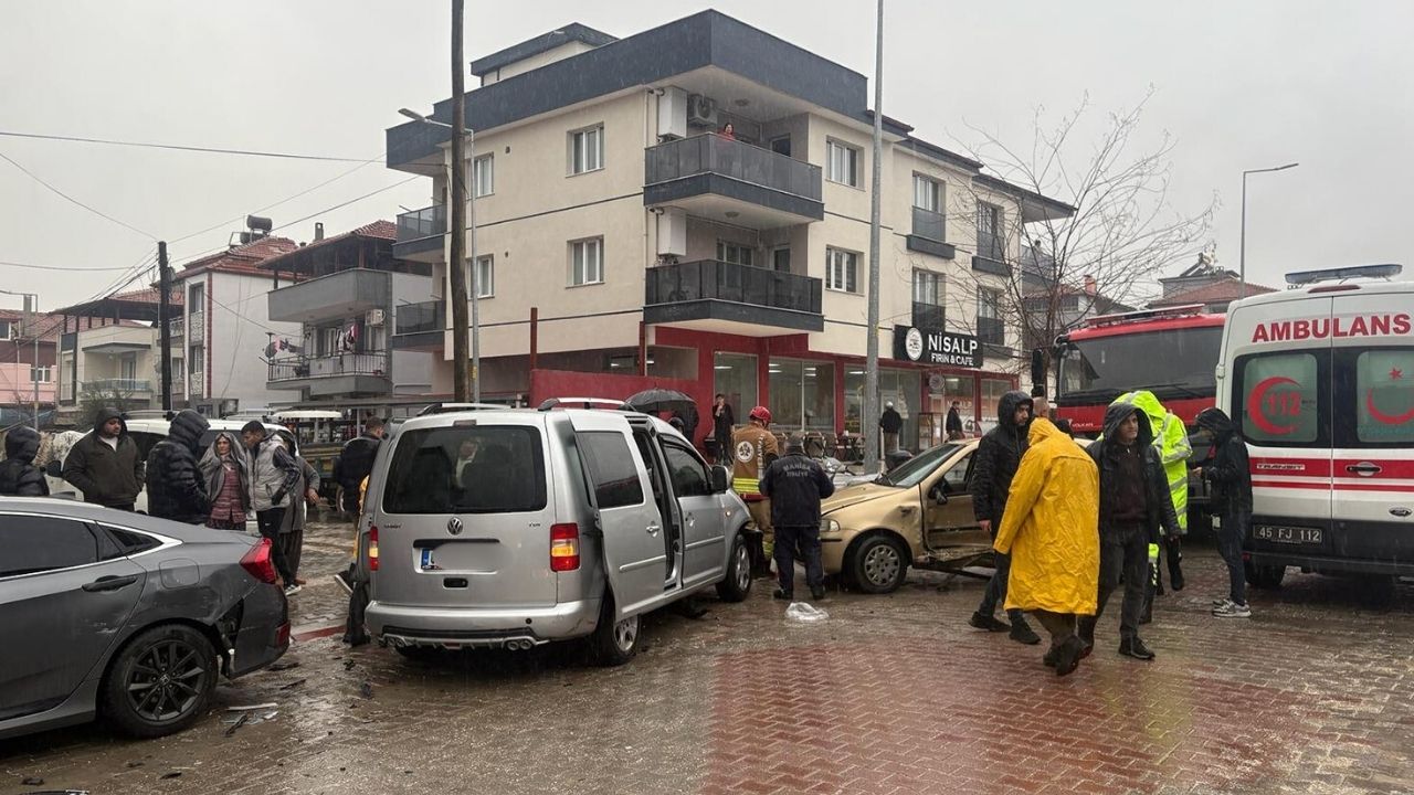 Manisa'da U Dönüşü Kazası: 2 Sürücü Yaralandı