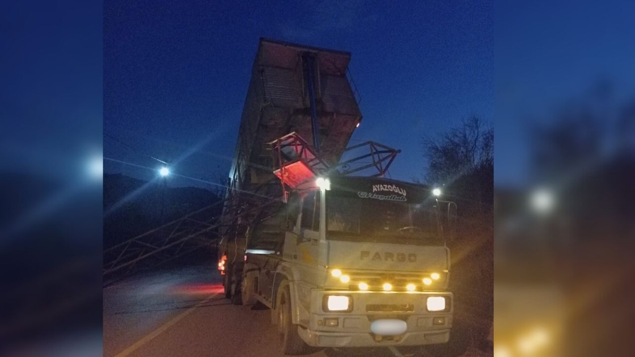 Turgutlu'da damperi açık kalan kamyon mahalle takını devirdi