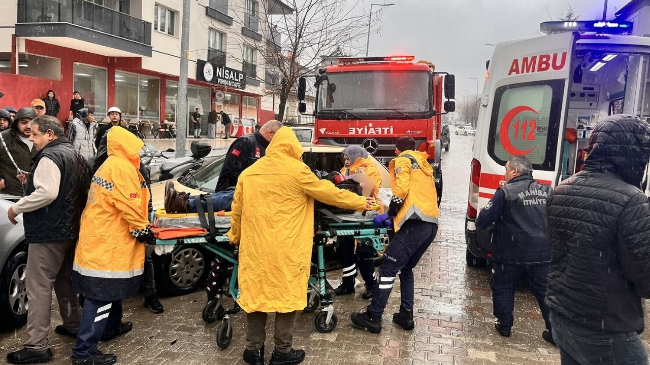 Manisa'da U Dönüşü Kazası: 2 Sürücü Yaralandı