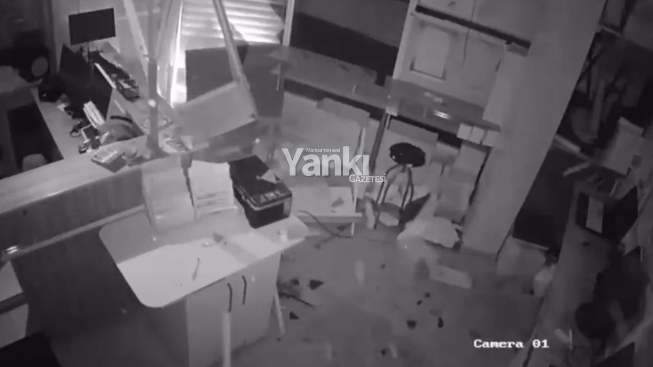 Turgutlu’da Kontrolden Çıkan Otomobil İş Yerine Girdi!