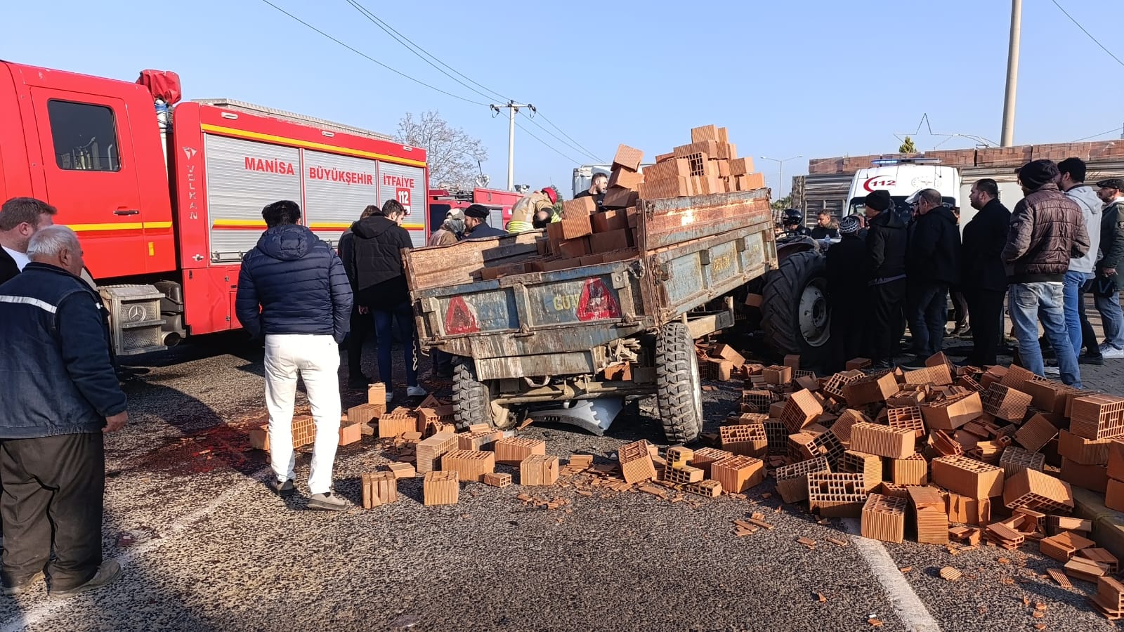 Turgutlu’da traktör ile otomobil çarpıştı: 1 ağır yaralı