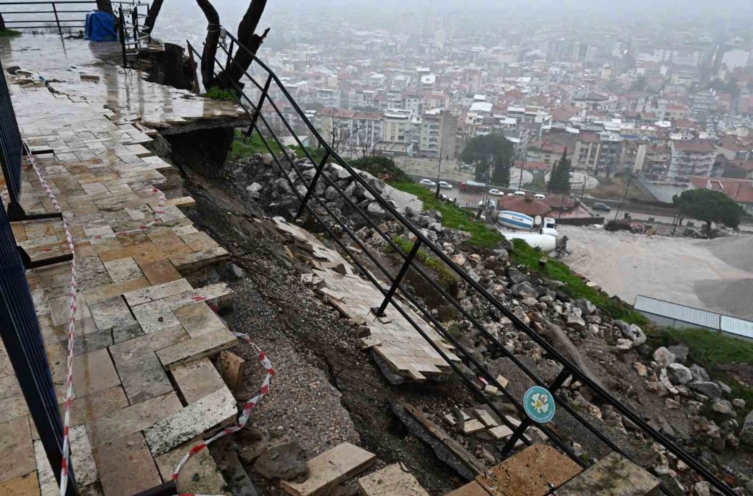 Manisa’da Yoğun Yağışlara Karşı 1000 Personelle Müdahale