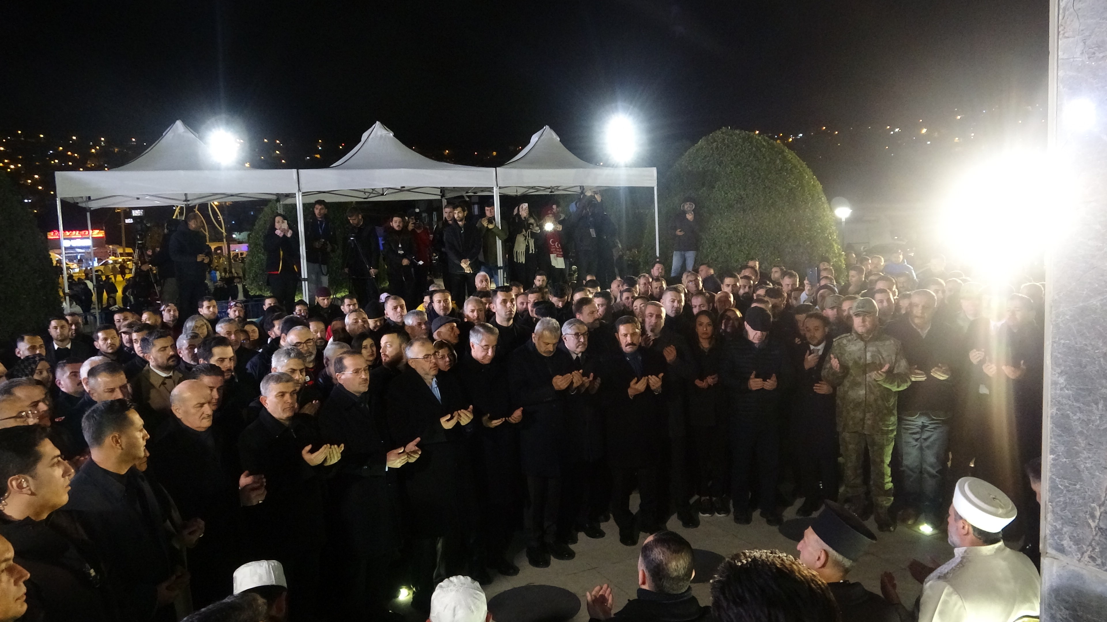 Asrın felaketinin 3. yılında Hatay’da binlerce kişi sessiz yürüyüşle deprem şehitlerini andı