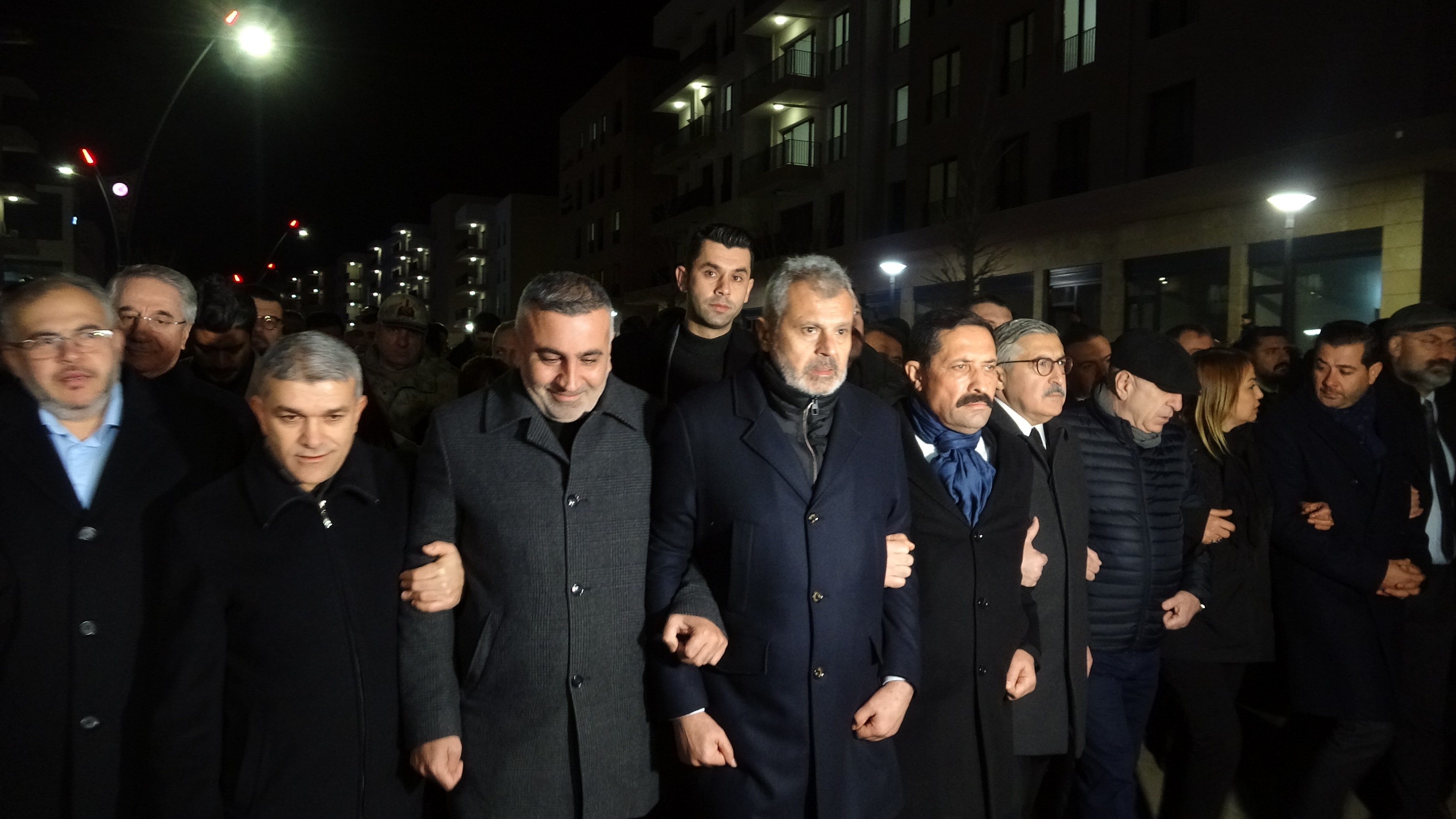 Asrın felaketinin 3. yılında Hatay’da binlerce kişi sessiz yürüyüşle deprem şehitlerini andı