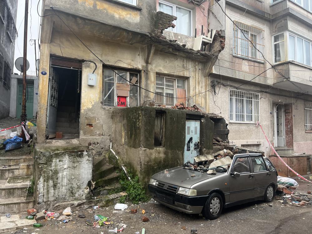 Binadan düşen beton parçaları otomobili kullanılamayacak hale getirdi!
