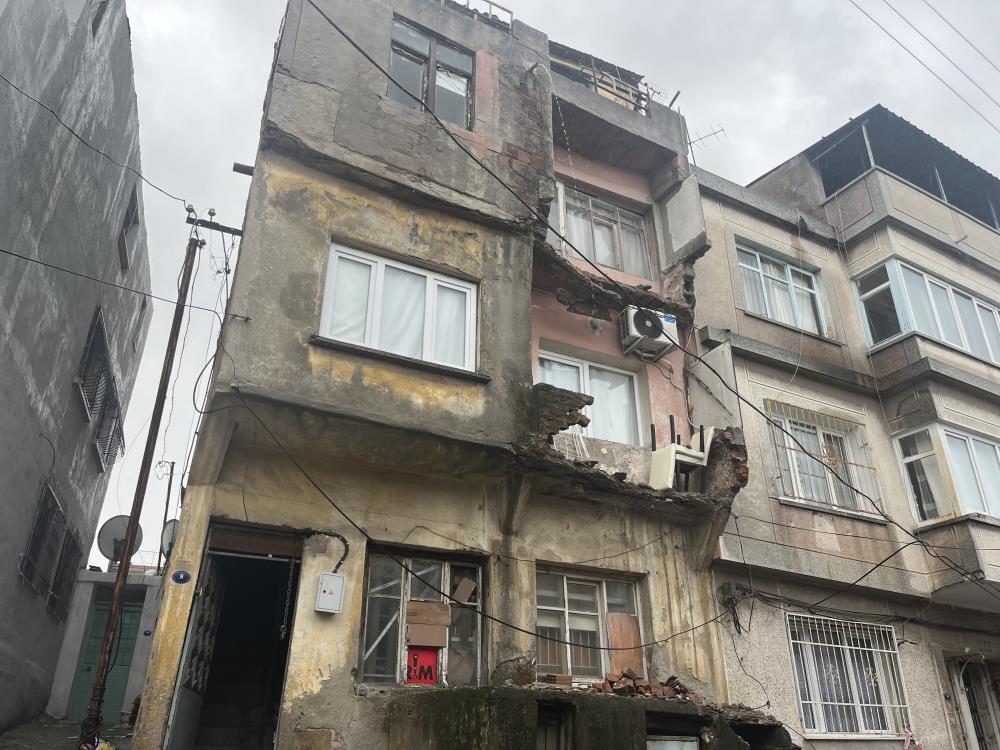 Binadan düşen beton parçaları otomobili kullanılamayacak hale getirdi!