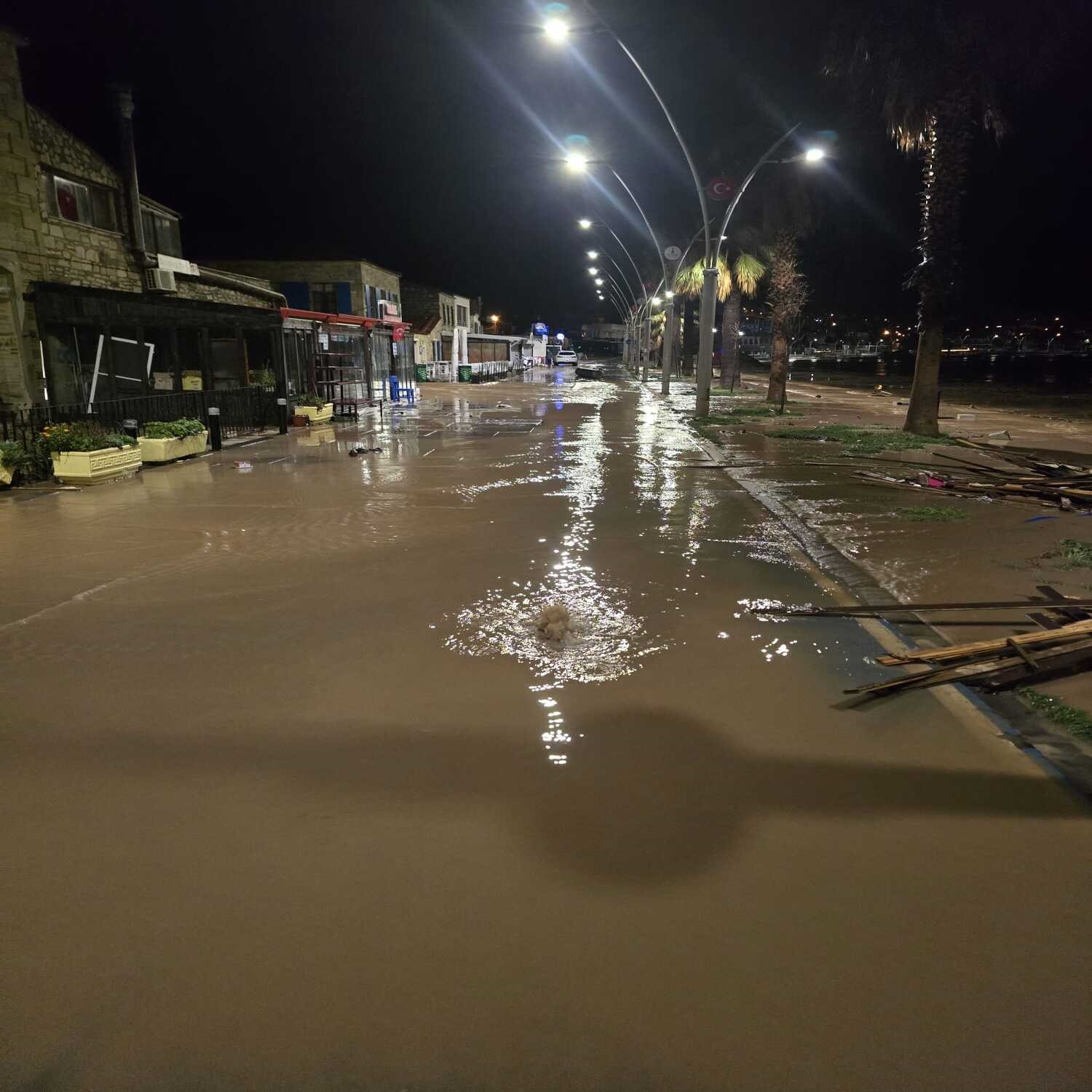 Yeni Foça’yı Sel Vurdu: Dere Taştı, Sokaklar Sular Altında Kaldı