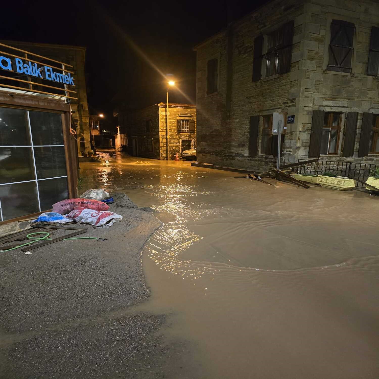 Yeni Foça’yı Sel Vurdu: Dere Taştı, Sokaklar Sular Altında Kaldı