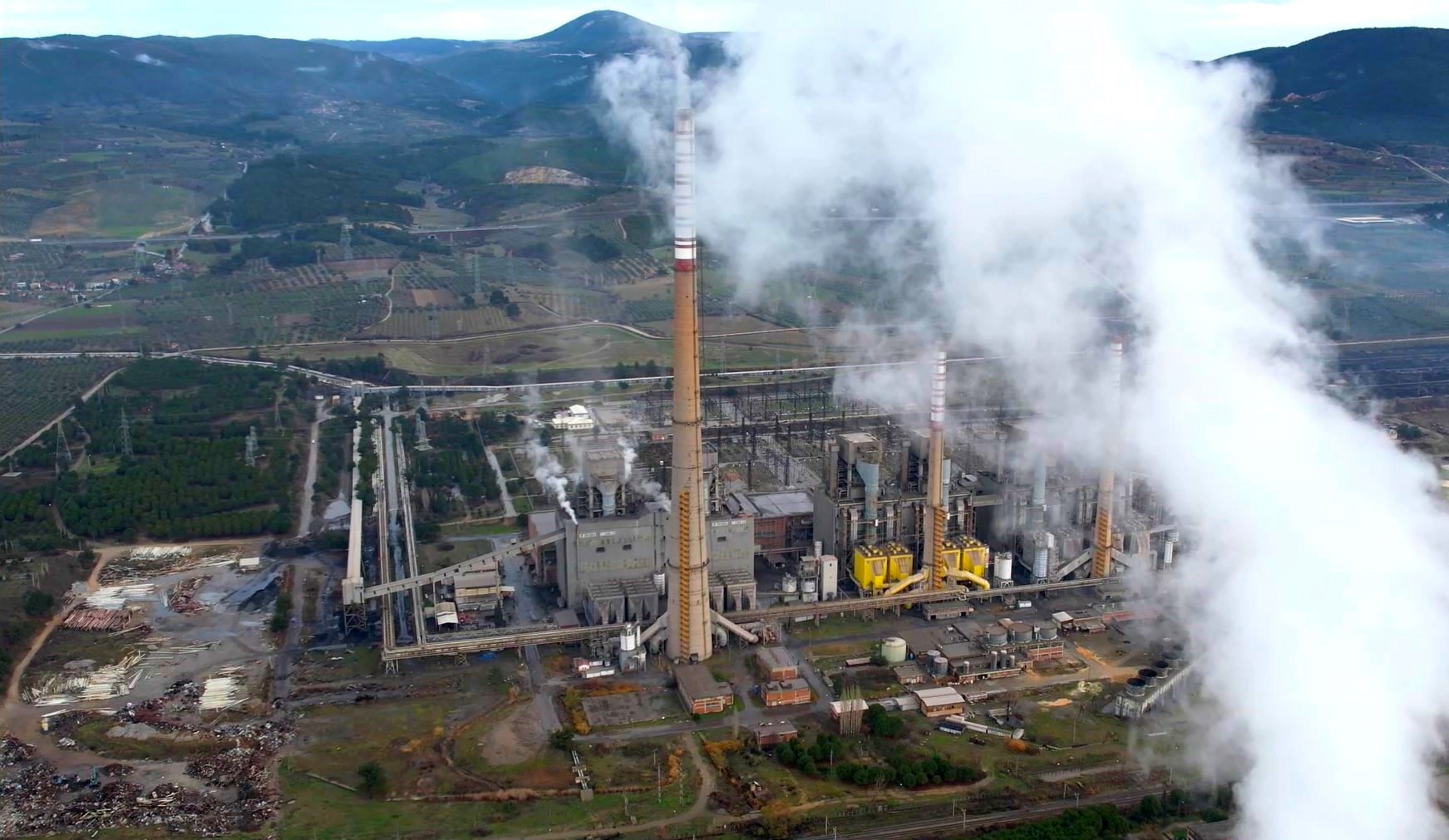 Soma B Termik Santrali Filtresiz Çalıştı, Siyah Duman Tepki Çekti