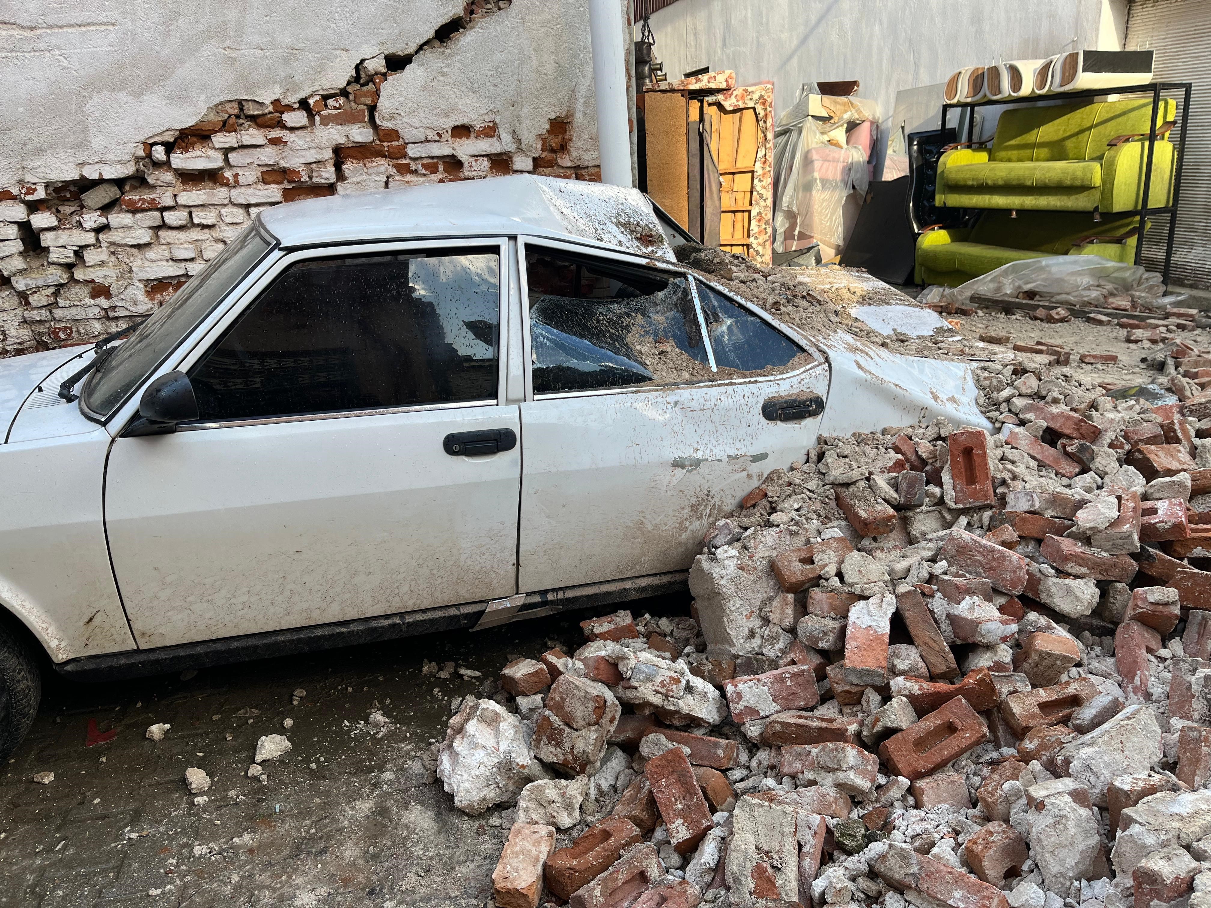 Sağanak yağış ilçede metruk bir binayı yıktı