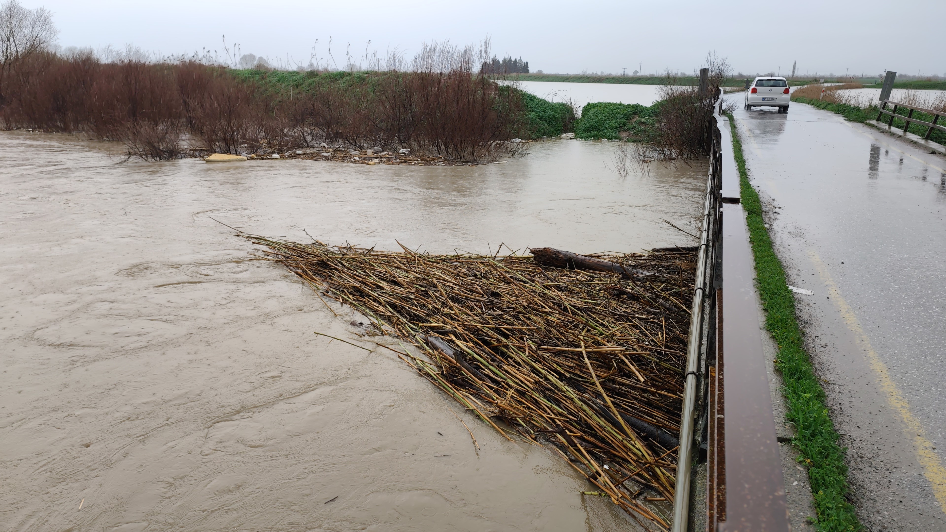 Gediz Nehri Taştı, Nif Çayı Köprüsü Tehlike Sinyali Veriyor