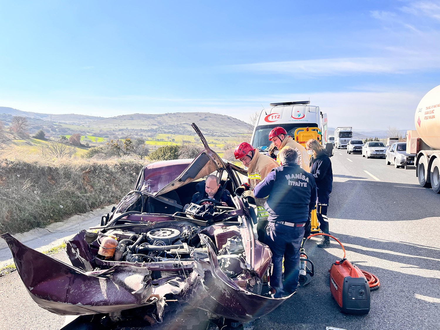Tıra arkadan çarptı, otomobil hurdaya döndü: 1 yaralı