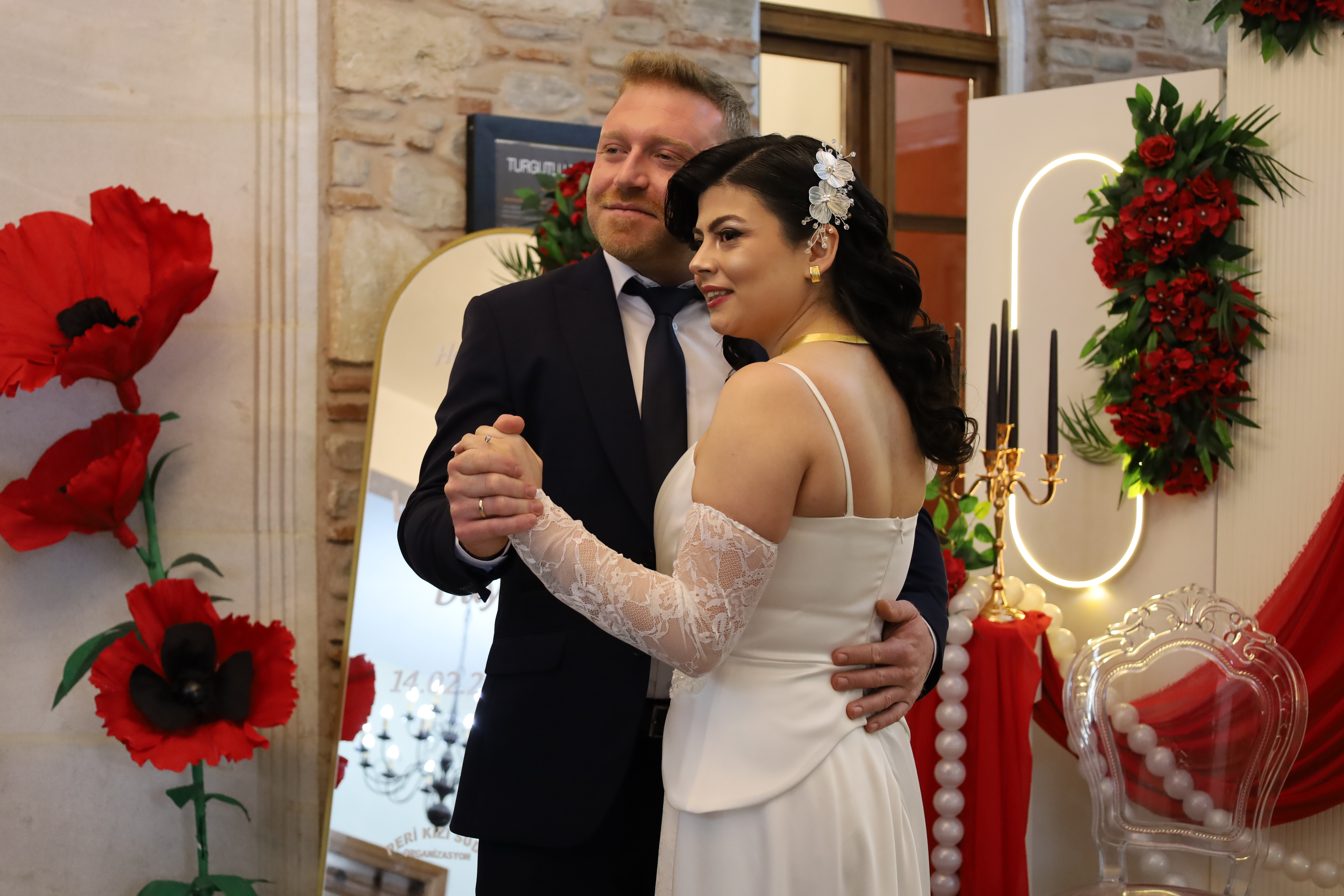 Turgutlu’da Sevgililer Günü'nde 10 çift mutluluğa "Evet" dedi