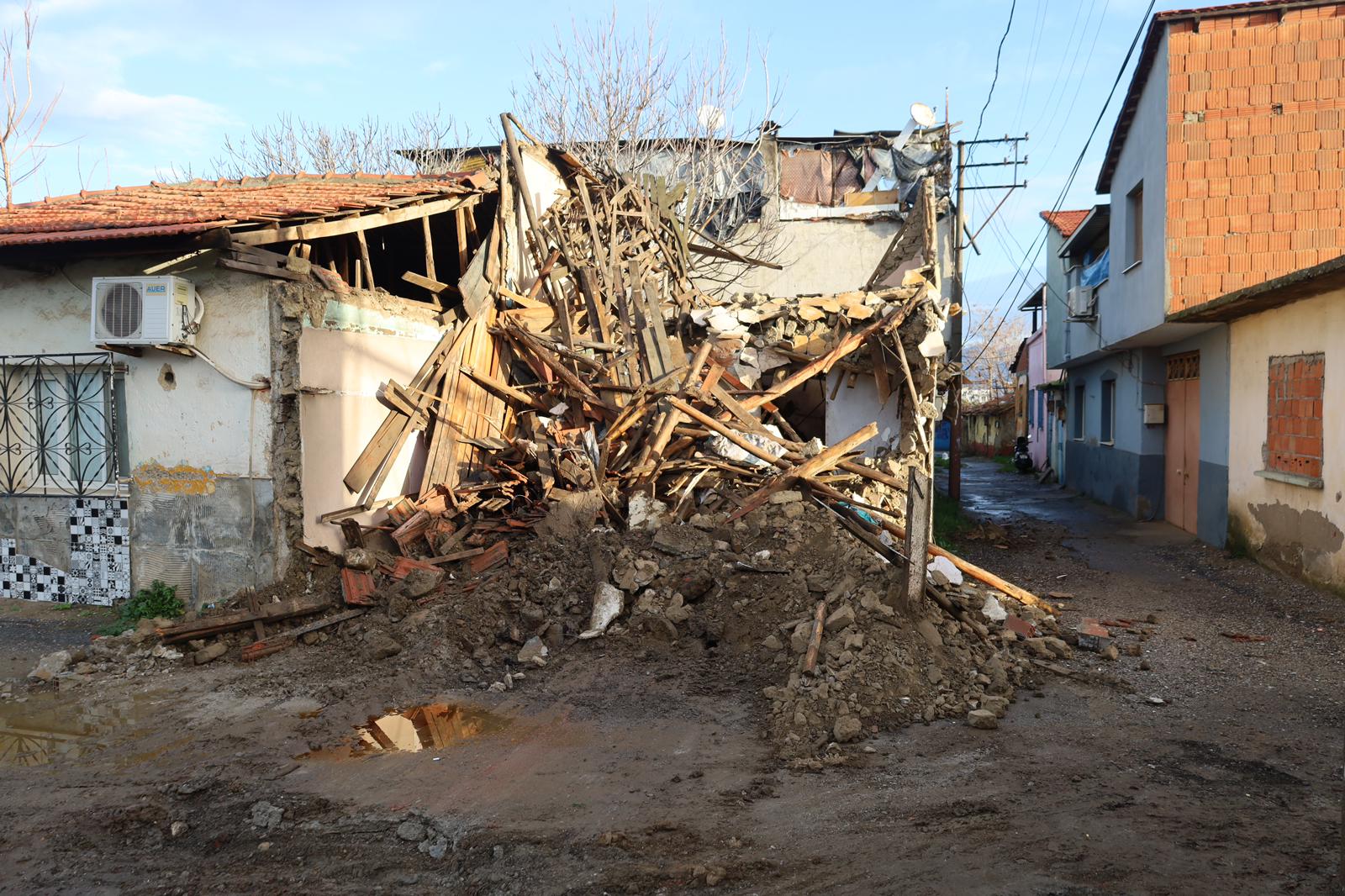 Turgutlu'da yaşandı! Gediz Nehri taştı, yollar kapandı, bina, istinat duvarı çöktü