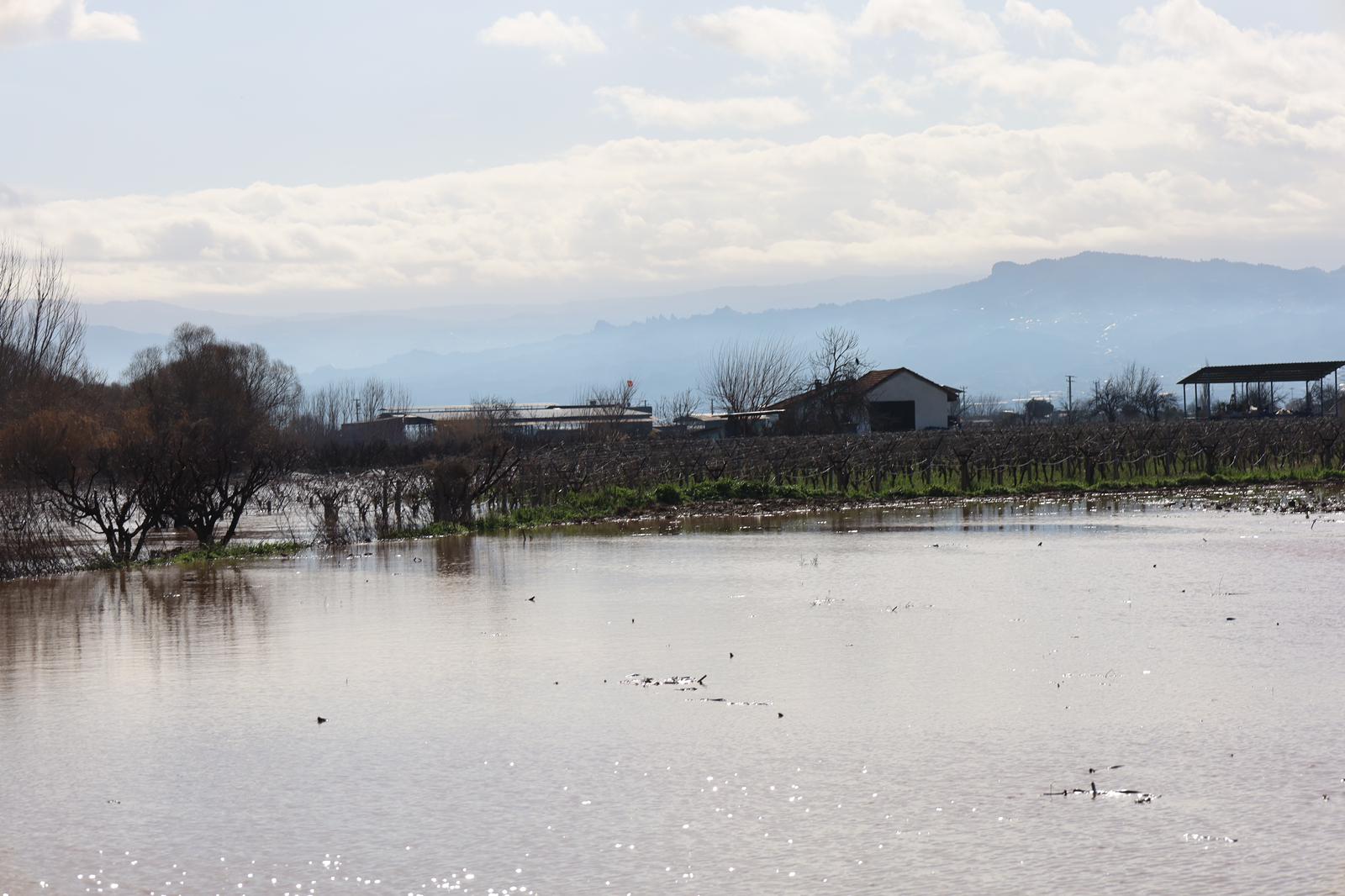 Turgutlu'da yaşandı! Gediz Nehri taştı, yollar kapandı, bina, istinat duvarı çöktü