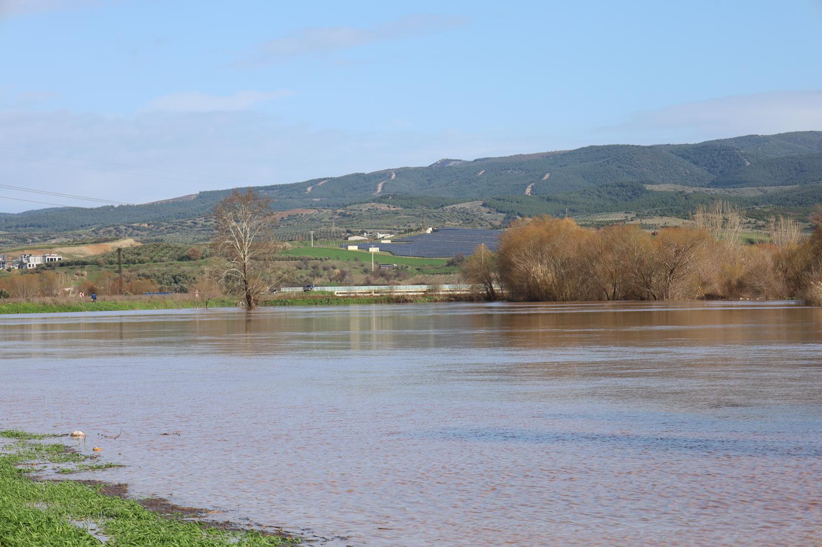 Turgutlu'da yaşandı! Gediz Nehri taştı, yollar kapandı, bina, istinat duvarı çöktü