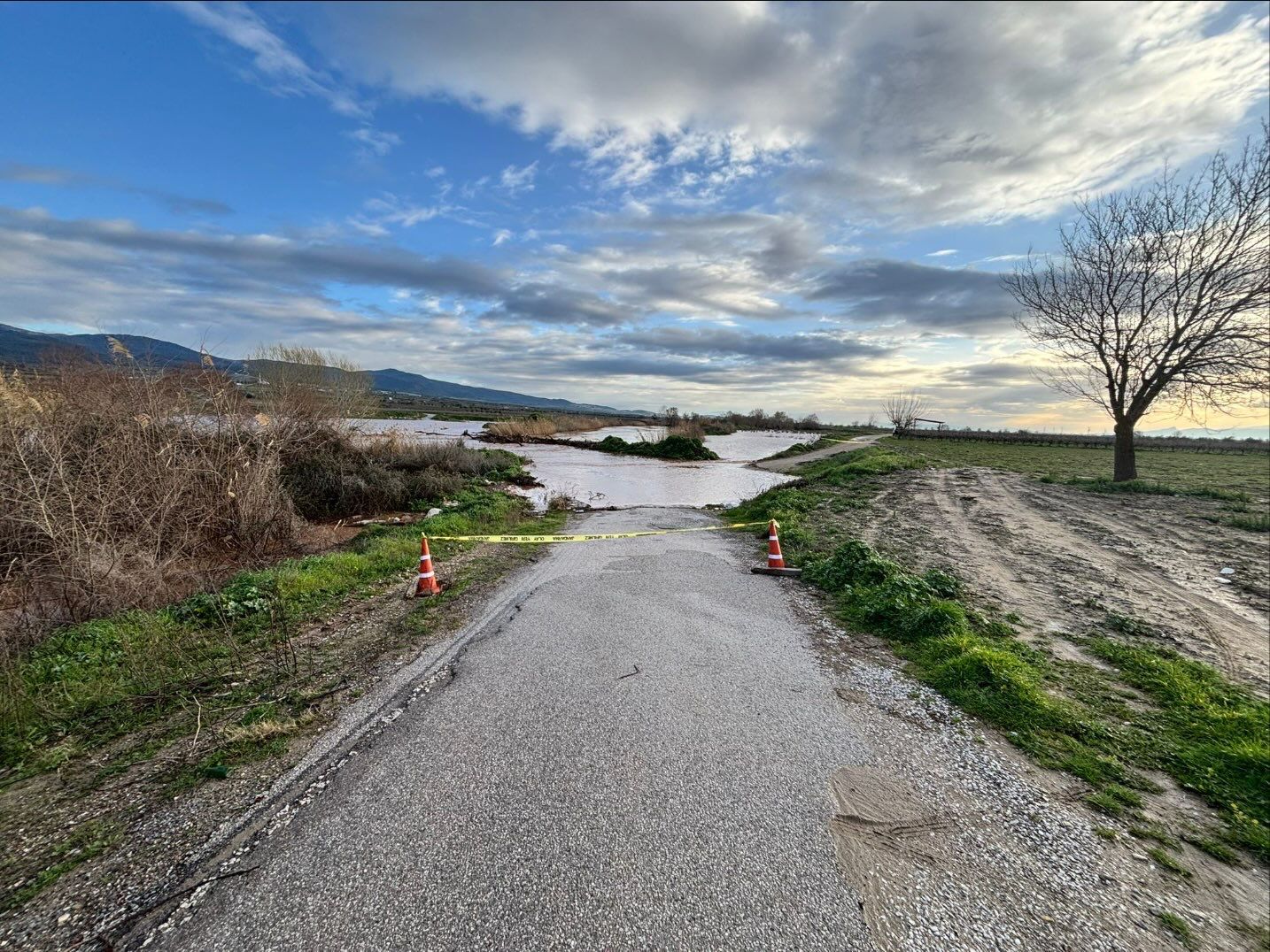 Turgutlu'da yaşandı! Gediz Nehri taştı, yollar kapandı, bina, istinat duvarı çöktü