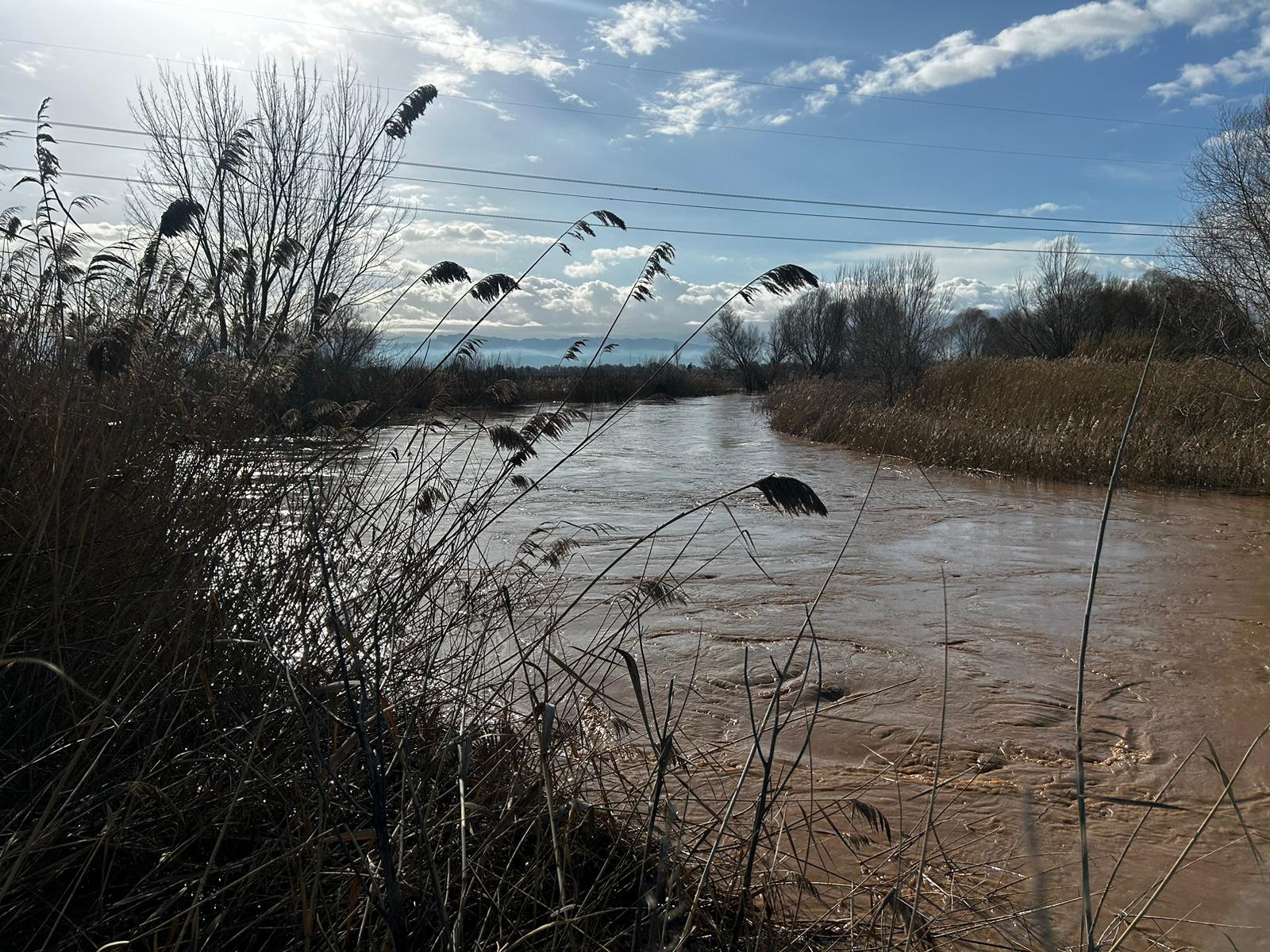 Turgutlu'da yaşandı! Gediz Nehri taştı, yollar kapandı, bina, istinat duvarı çöktü