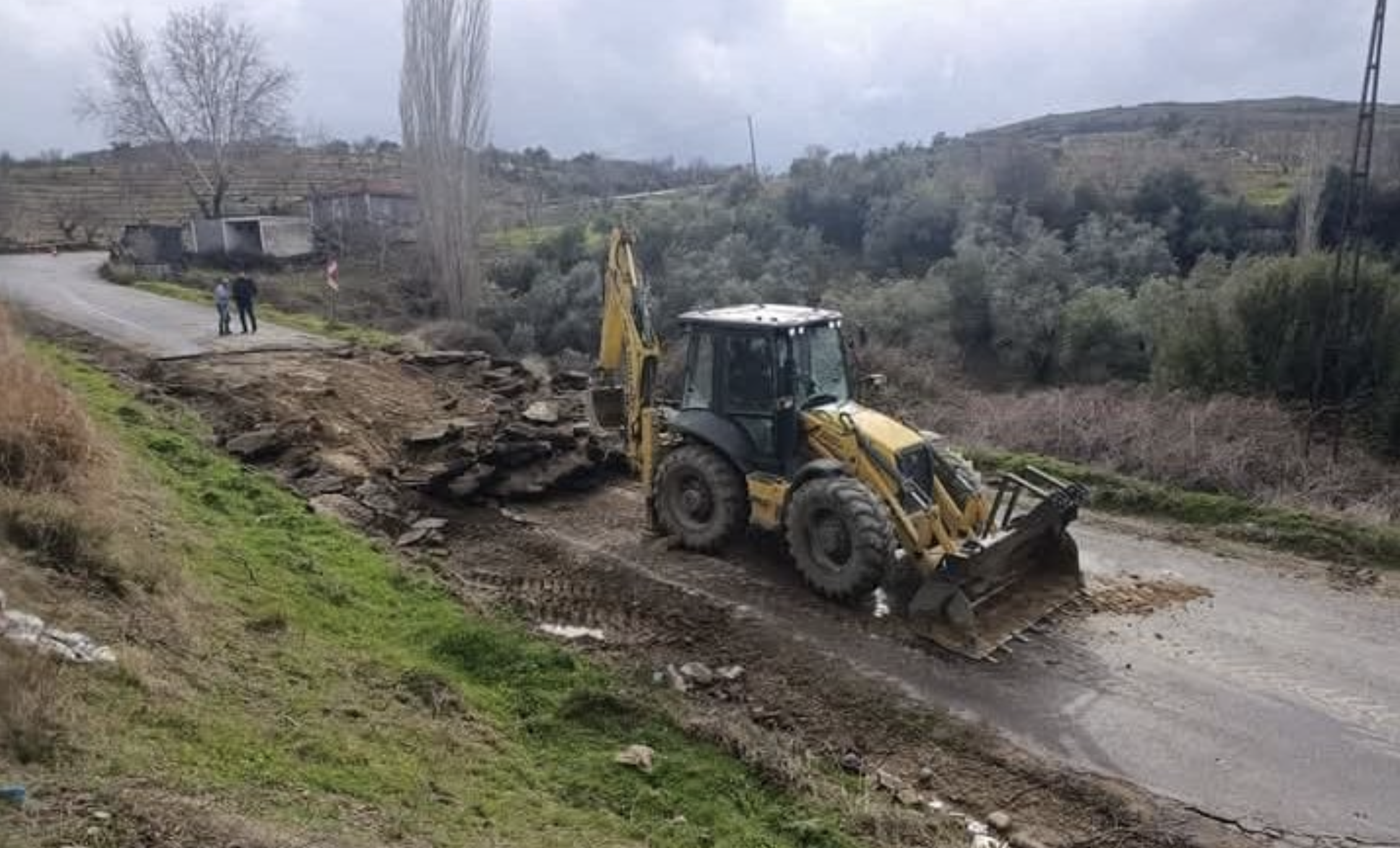 Turgutlu'da yaşandı! Gediz Nehri taştı, yollar kapandı, bina, istinat duvarı çöktü