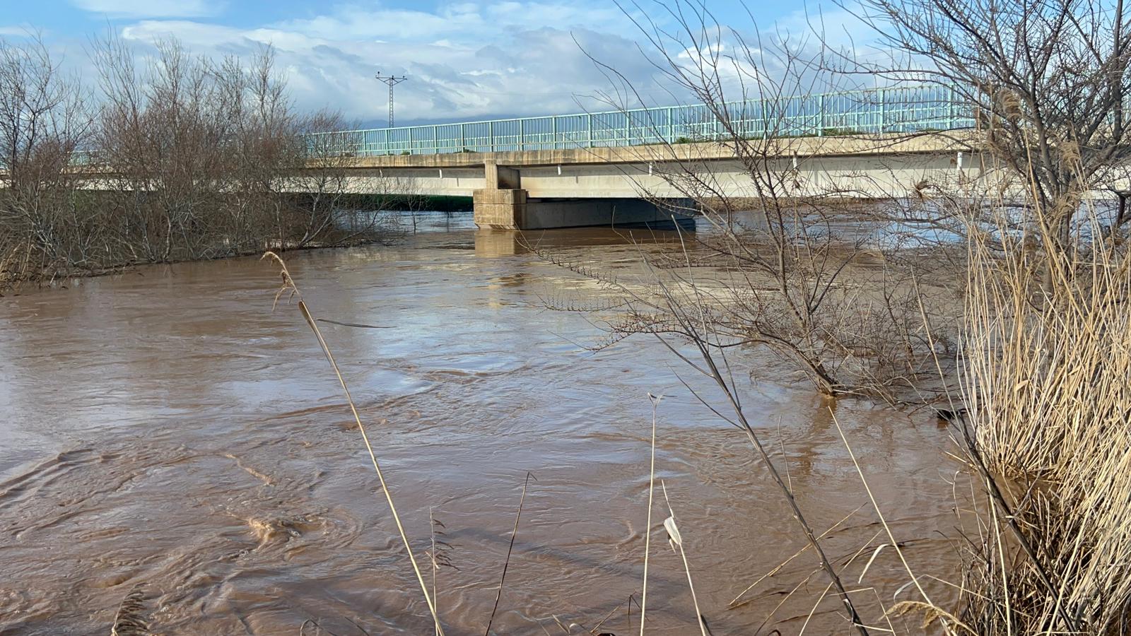 Turgutlu'da yaşandı! Gediz Nehri taştı, yollar kapandı, bina, istinat duvarı çöktü