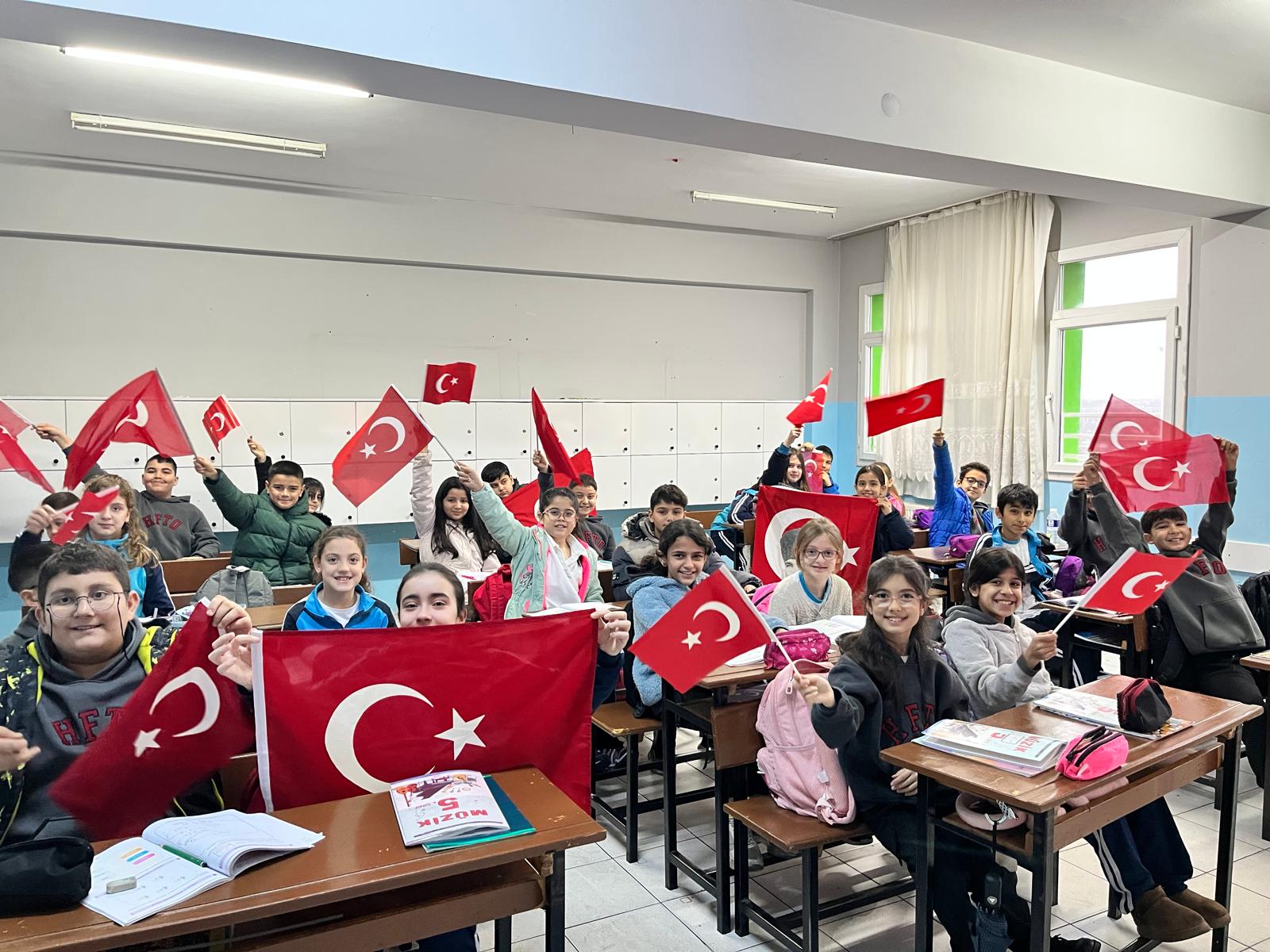 Turgutlu’da ilk ders “Bayrak Sevgisi” temasıyla başladı
